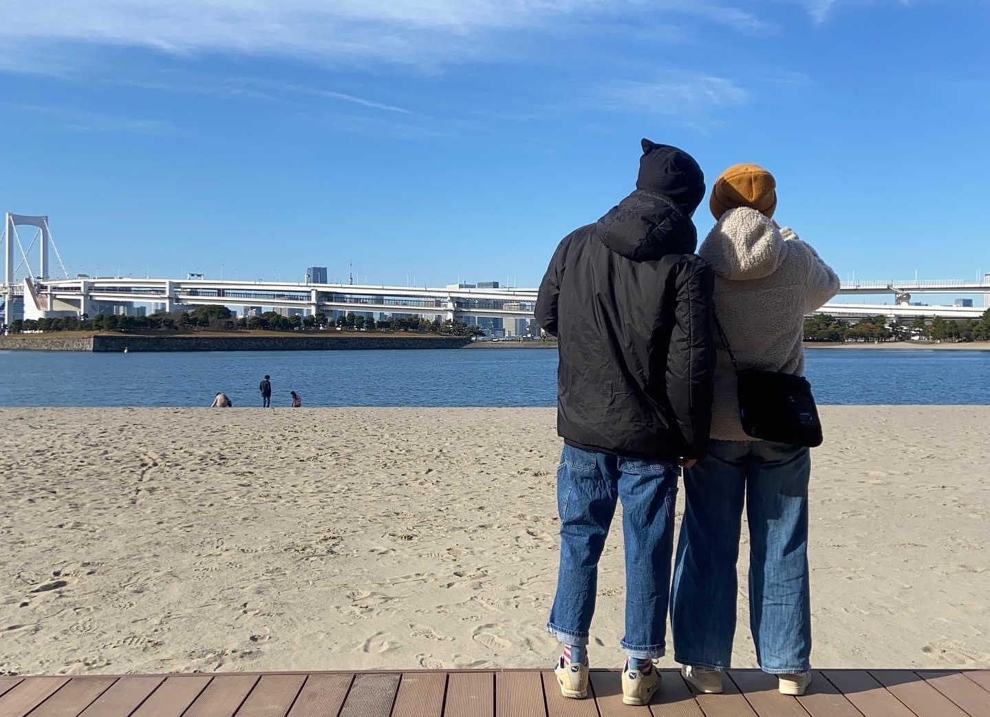 阿山曬出和女友出遊的背影甜照。（翻攝自阿山臉書）