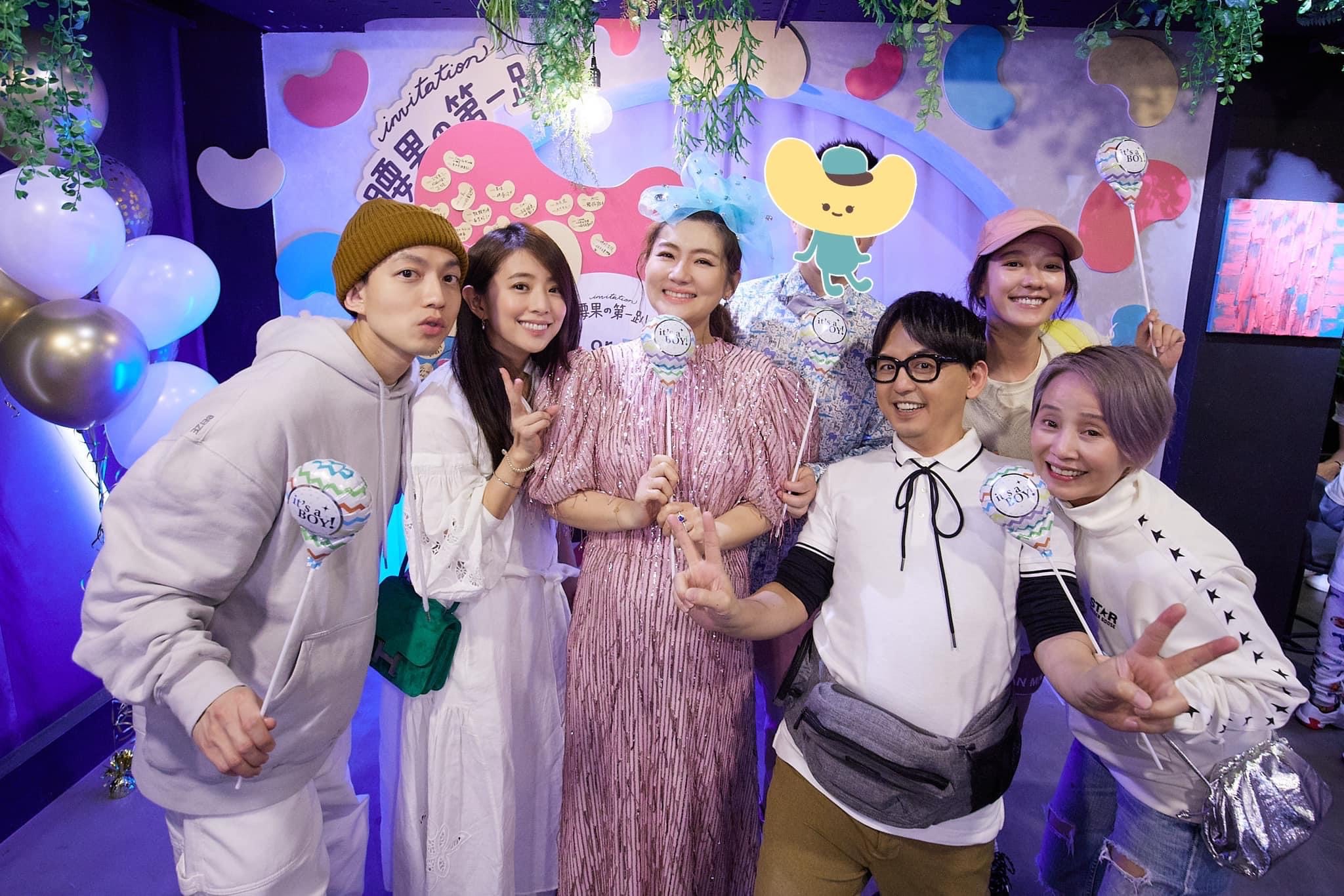 Selina舉辦性別揭曉派對,邀來姐妹淘田馥甄、Ella、丁文琪、林宥嘉、李明依、黃子佼夫妻及女兒「黃玉米」等人都到場共襄盛舉。(翻攝自selina臉書)