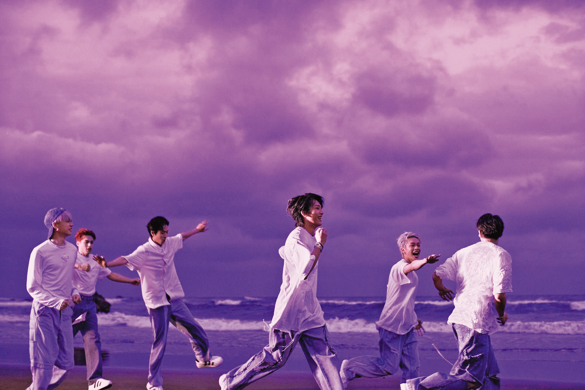 Ozone為了演唱會特別合力打造限定曲〈Purple Days〉，還到海邊拍攝MV。（索尼音樂提供）