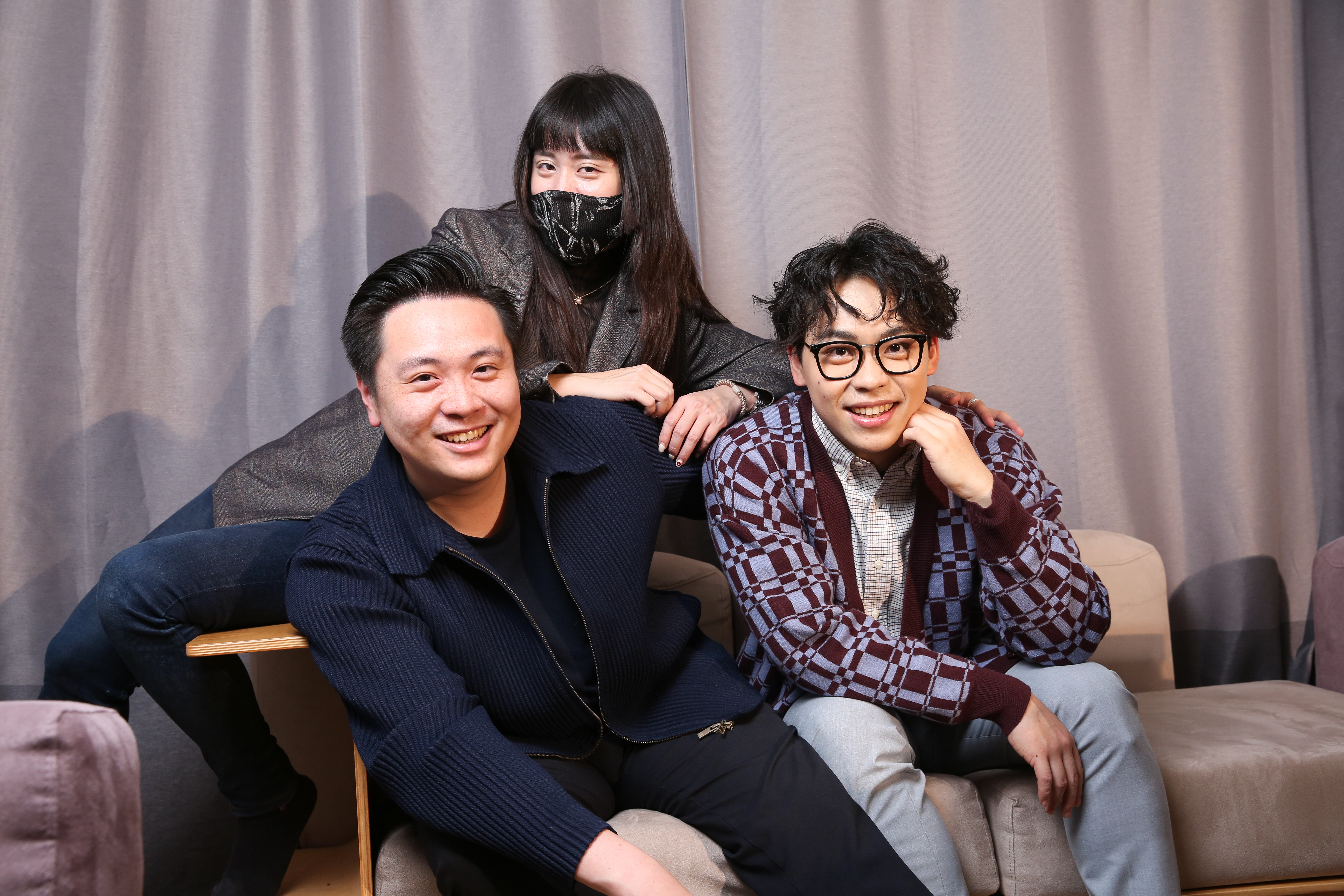 薩泰爾娛樂執行長潘瑋翔(前排左)、薩泰爾娛樂共同創辦人鄭晴元(中)及喜劇演員賀瓏。