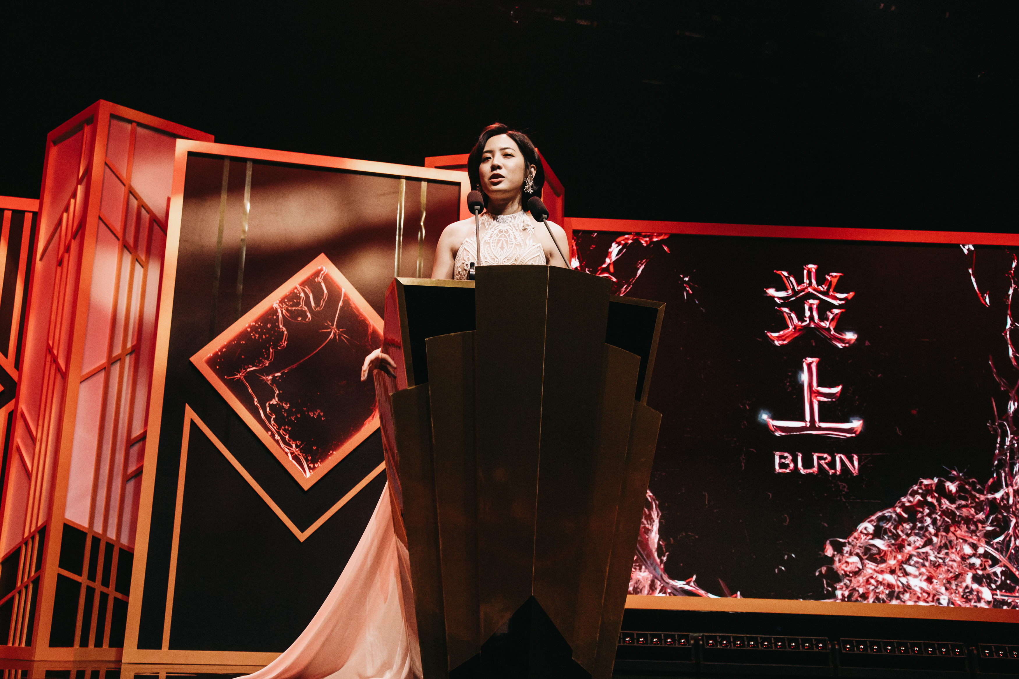 《炎上 王世堅》是台灣第一個結合影廳直播的現場表演。圖為台北市議員「學姐」黃瀞瑩擔任「火伴」。（薩泰爾娛樂提供）