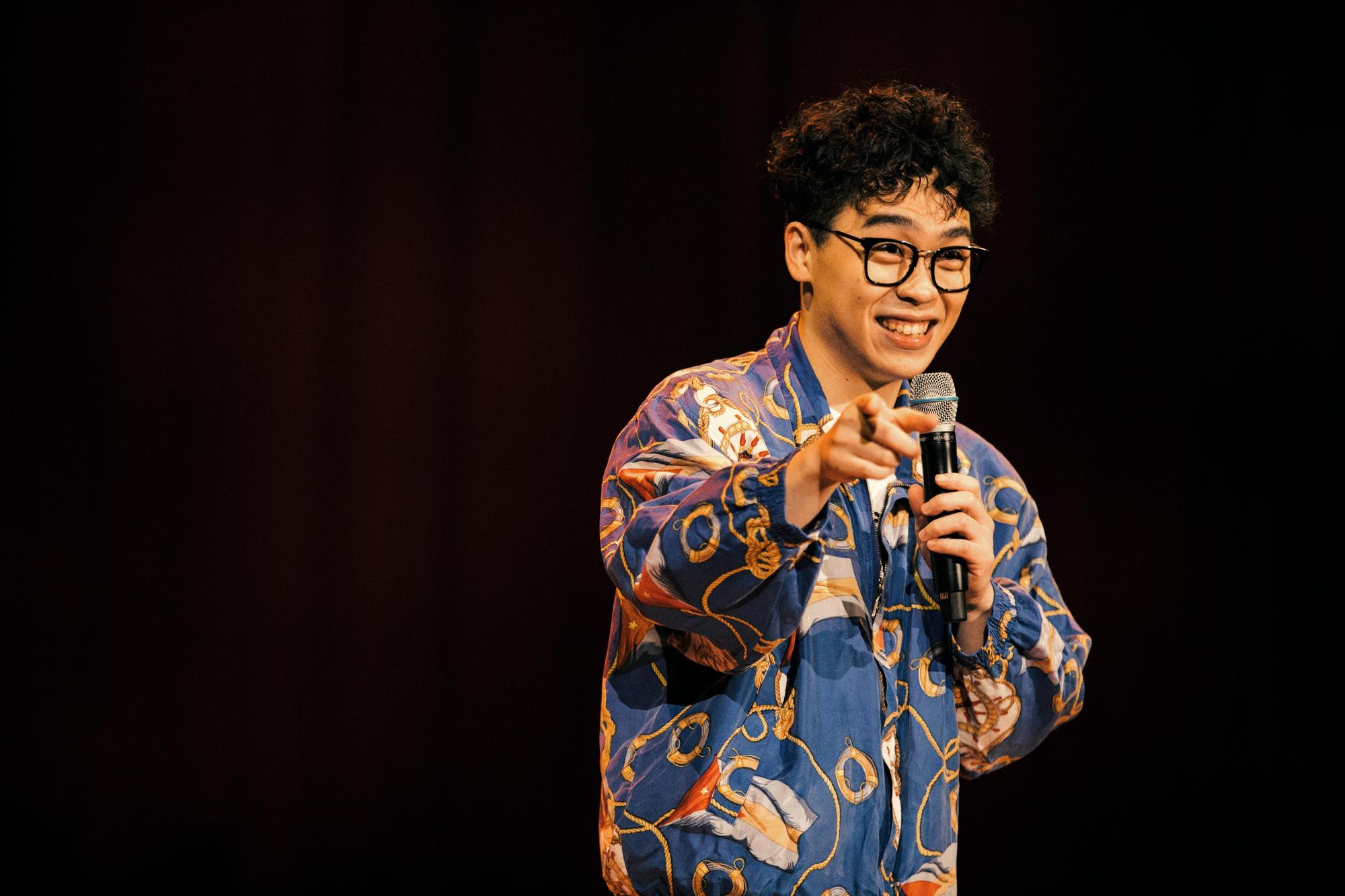 賀瓏去年在台北國際會議中心舉辦個人單口喜劇專場《妳好就好》,登上3,000人的大舞台。(薩泰爾娛樂提供)