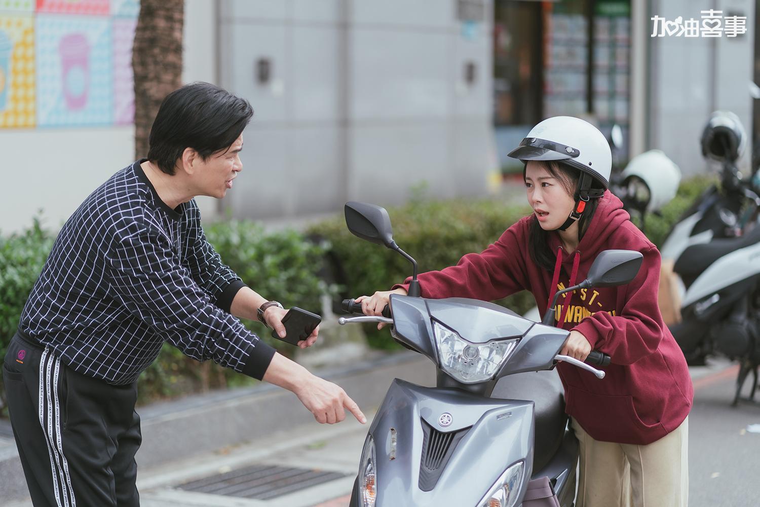孔令元(右)半工半讀趕上課,意外撞上李興文的車。(TVBS提供)
