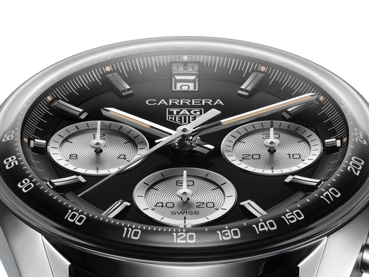 TAG HEUER全新Carrera計時碼錶,面盤上的計速圈與小錶盤,都採用立體式設計,會因圓弧玻璃有放大效果,視覺效果別具趣味。