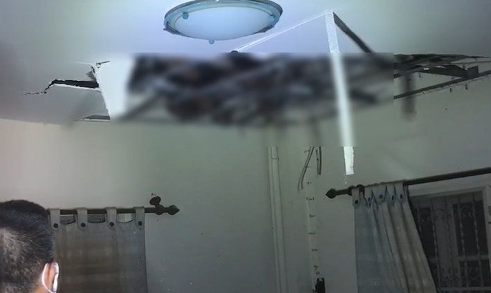 男子疑似闖屋偷電，結果被電死在天花板。（翻自《Sanook》）