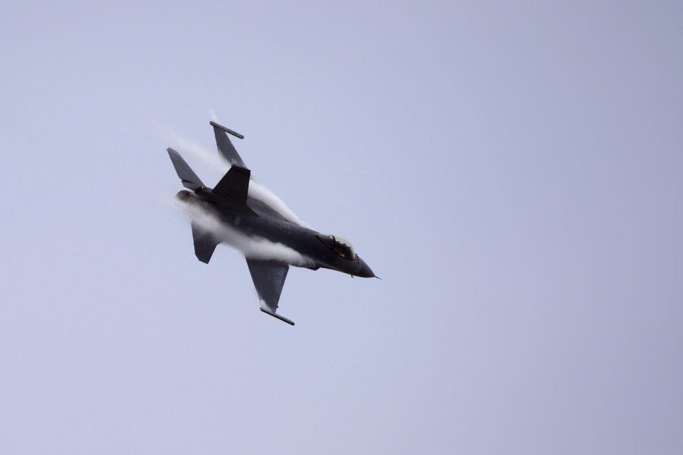 花蓮空中突然發出連續4聲神祕巨響，空軍司令部下午發布聲明，提到F-16戰機今執行例行戰訓任務時，未實施超音速試飛及低空飛行等課目。（翻攝自國防部發言人）