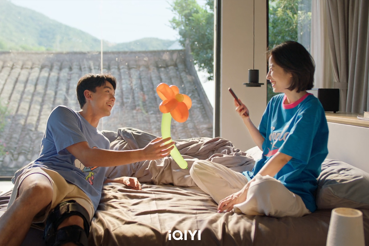 吳磊與周雨彤在《愛情而已》大談姊弟戀。（愛奇藝國際站提供）