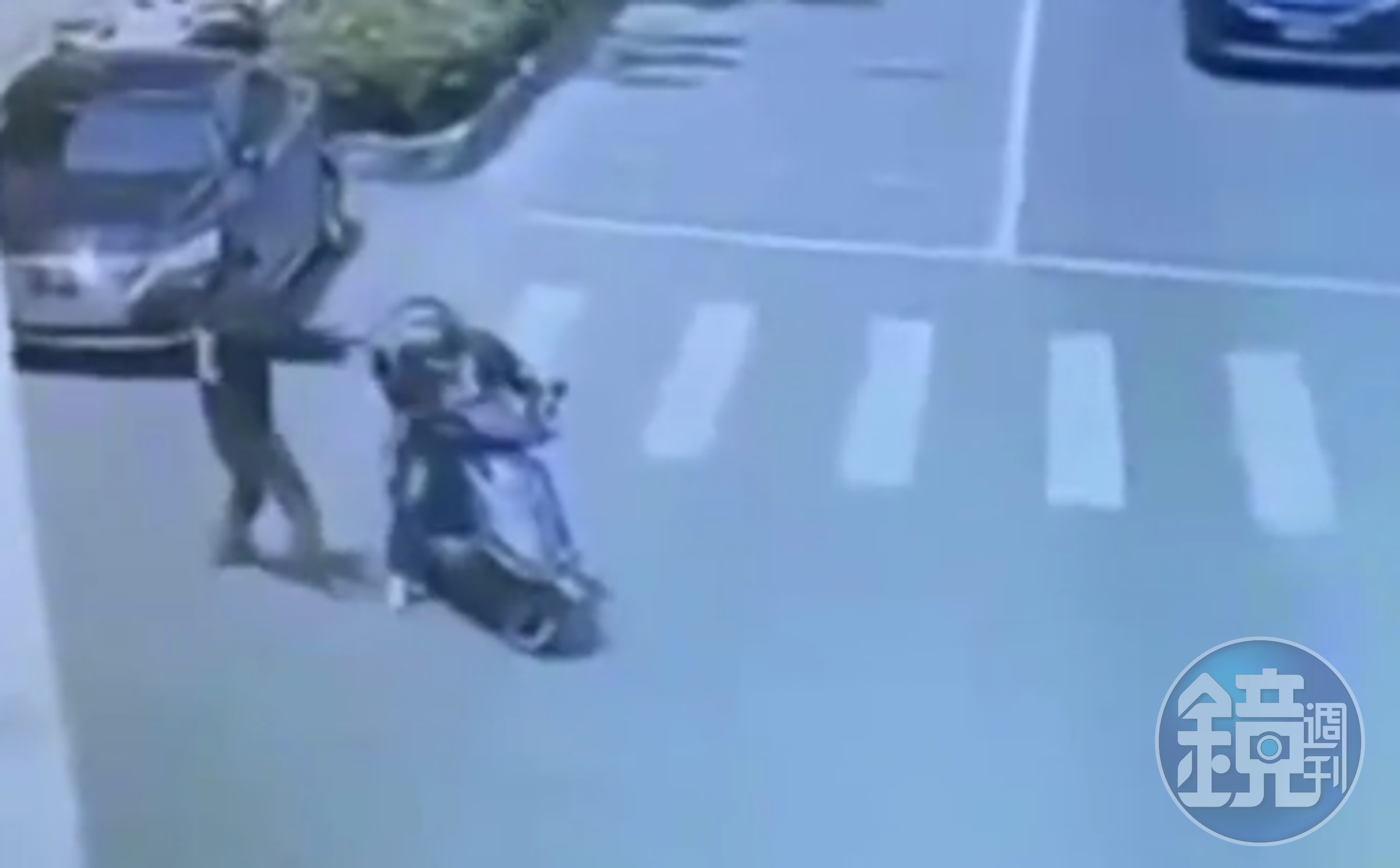 男子襲擊手無寸鐵的路人。(截圖自微博影片)