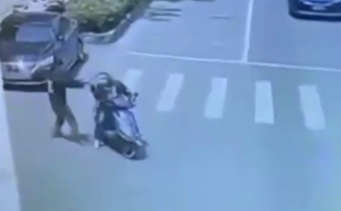 男子襲擊手無寸鐵的路人。（截圖自微博影片）