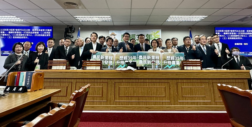 農業部組織法草案今初審通過，農委會主委陳吉仲今哽咽表示，「這是一個歷史性的時刻，令我忍不住內心的激動。」（翻攝自陳吉仲臉書）