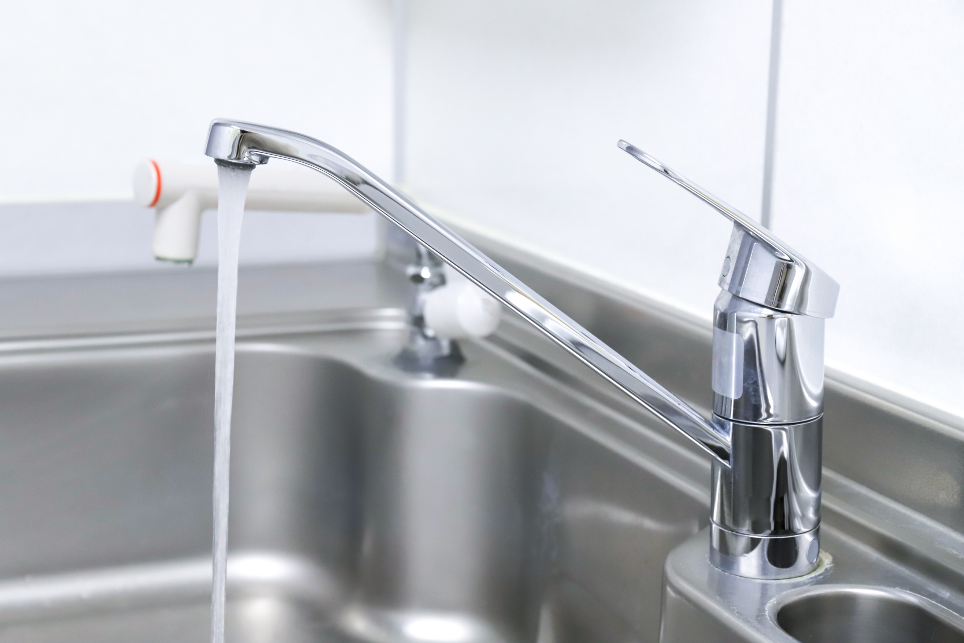 中國遊客惡意不關水龍頭.，浪費超過120噸的水。（示意圖，photoAC）