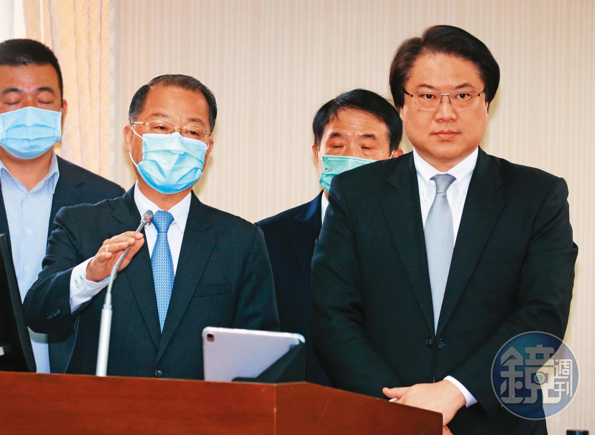 內政部長林右昌(右)、警政署長黃明昭(左)對國際毒郵包案十分重視,下令嚴打。