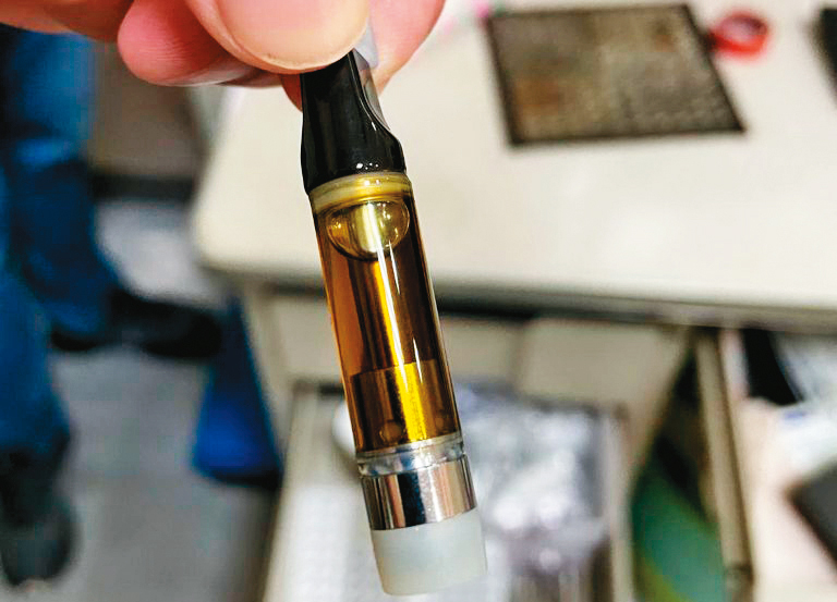 販毒集團將加熱菸的菸彈填裝大麻油（圖）後販售，引起警方高度關注。（翻攝畫面）