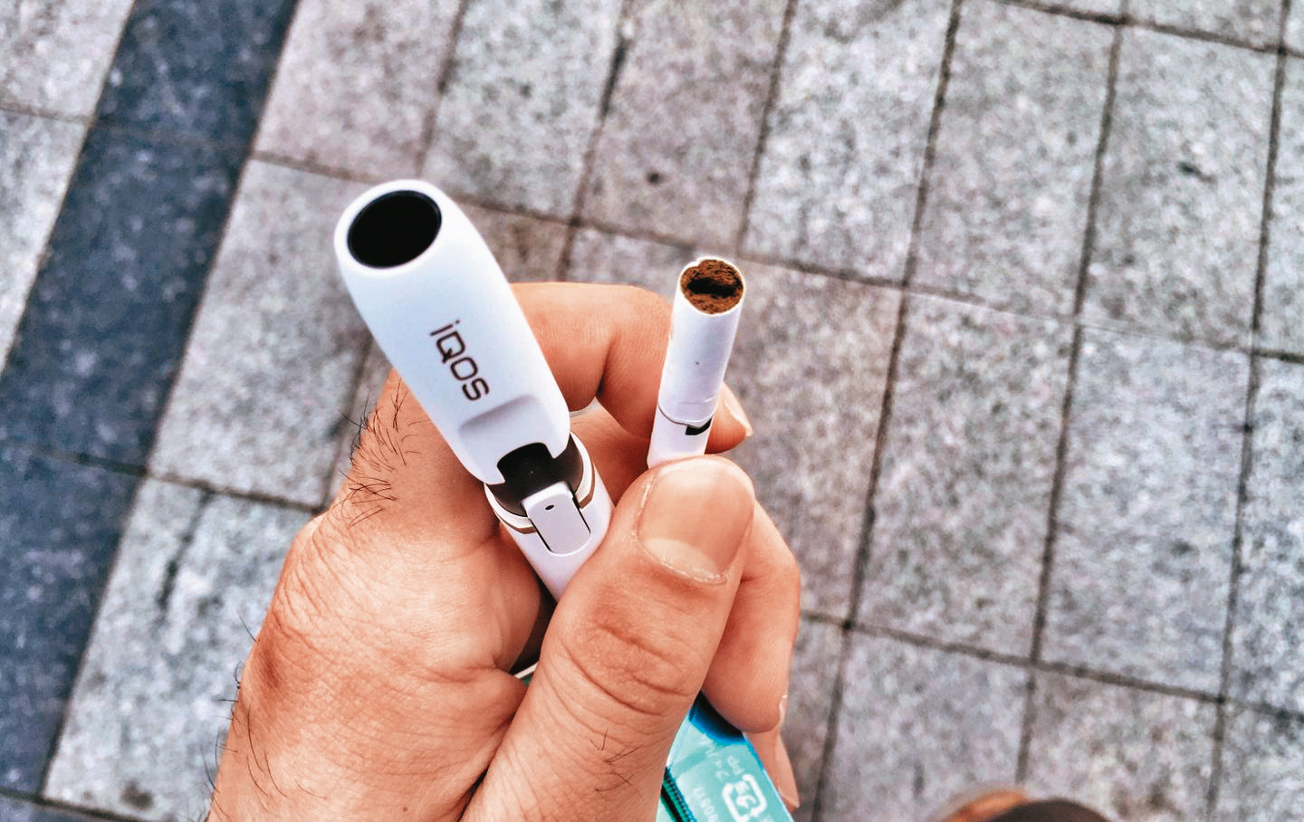  IQOS加熱菸（圖）的菸彈可改裝，黑幫最近頻繁找人到日本購買、夾帶入關。（翻攝微博）