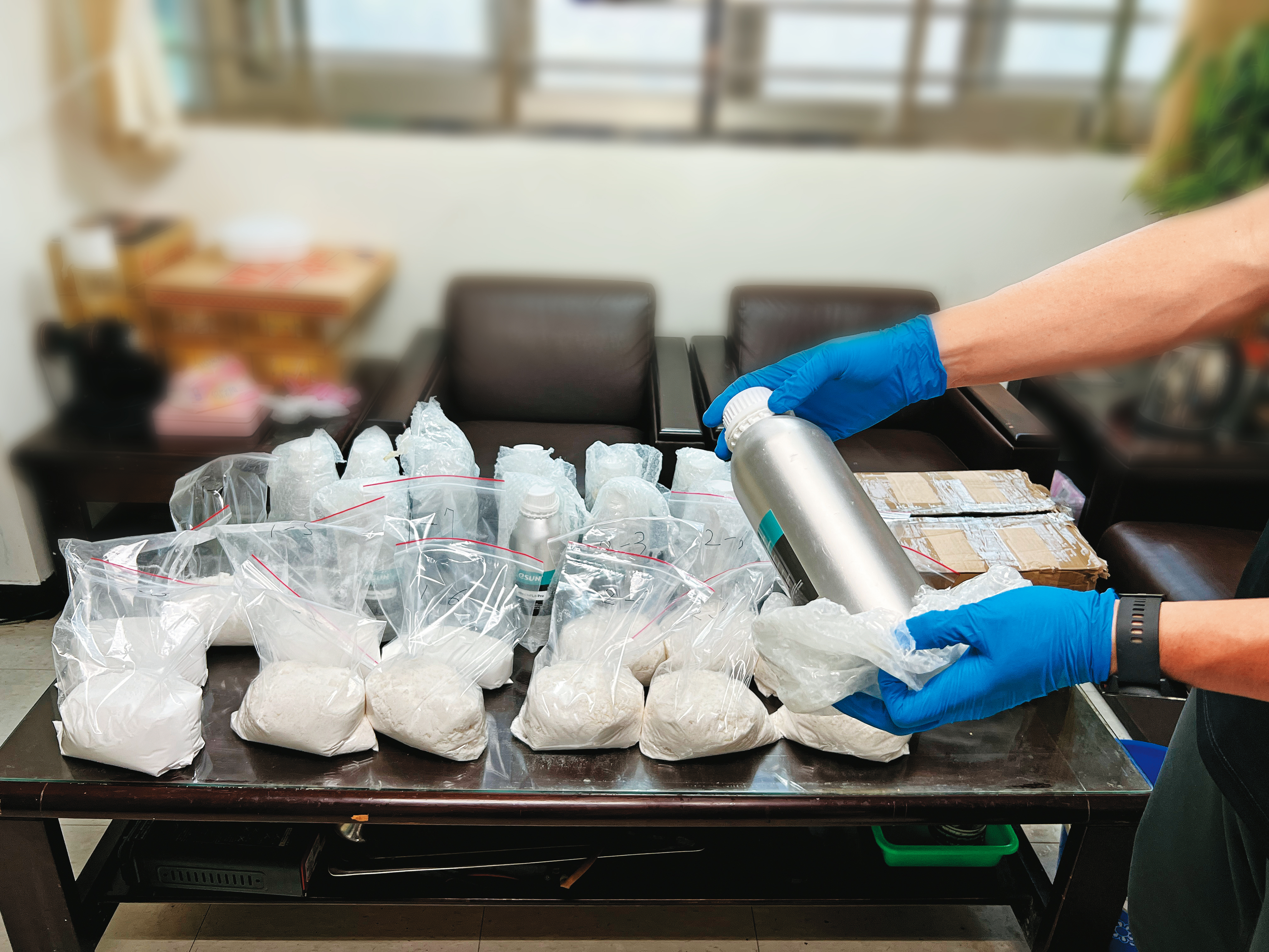 販毒集團將K他命藏在鋼瓶內，從德國寄到台灣，被警方查獲。（警方提供）