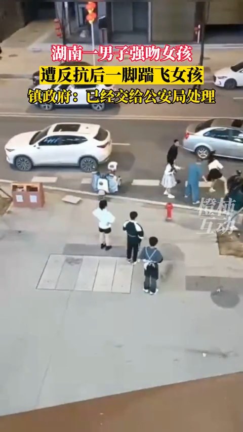 妹子一度對黑衣男反擊。(翻自微博)