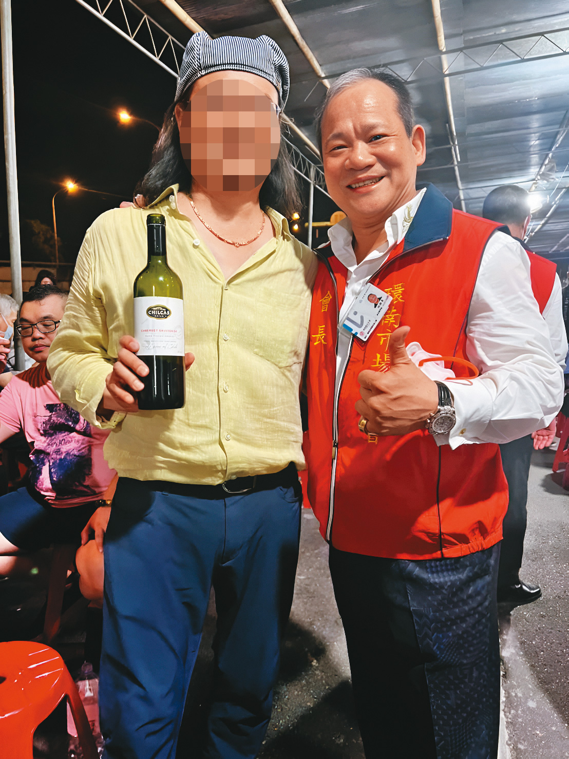 林勝東(右)去年10月2日主辦攤商聯誼餐會,遭質疑1千支紅酒浮報了50萬元。圖為林勝東與該酒商在餐會上拿紅酒合照。(翻攝酒商臉書)