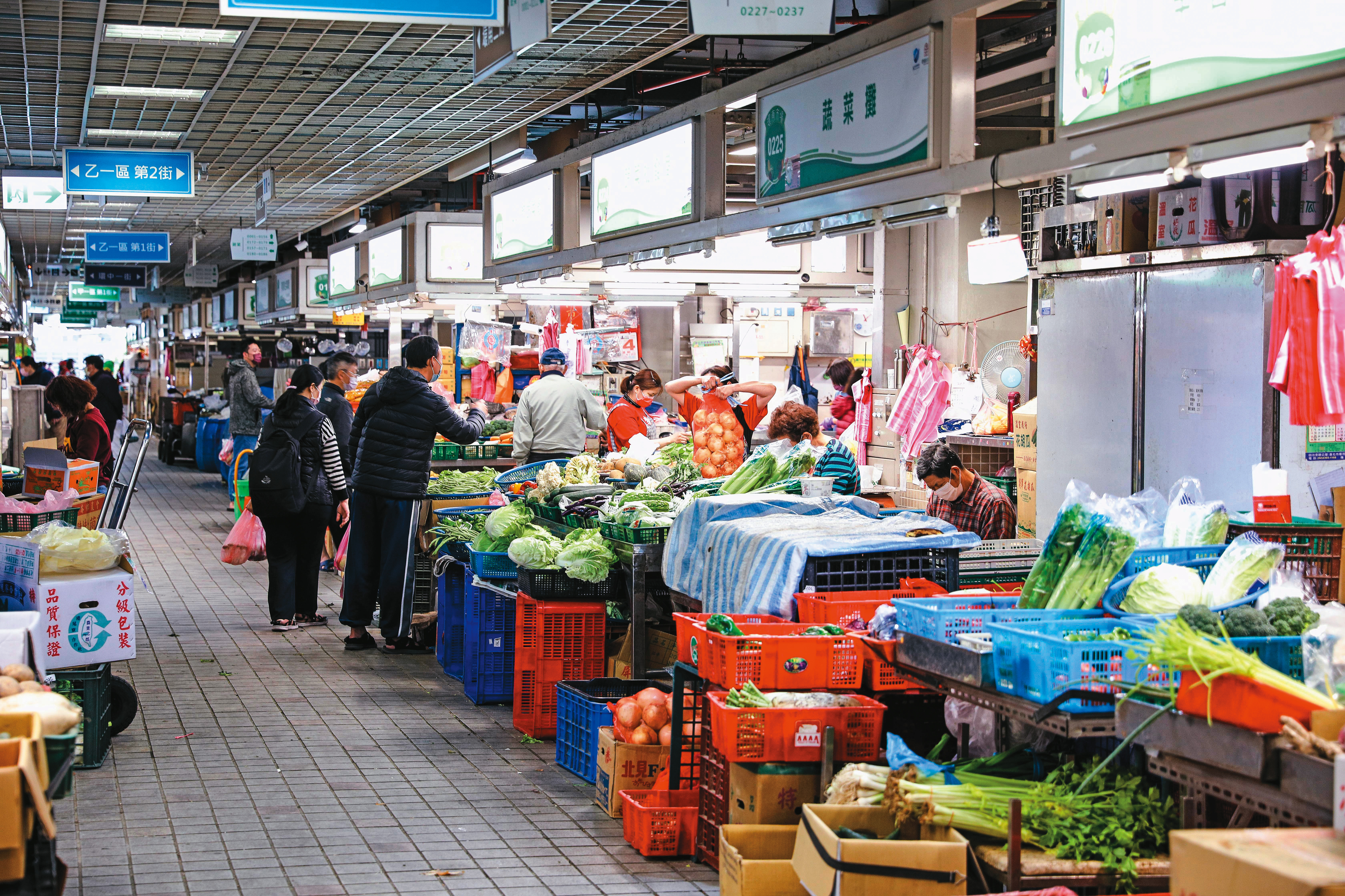 環南市場上百攤商串聯，近日將連署要求召開攤商大會，主張比照水費由攤商自行向台電繳費，免去電費黑箱灌水疑慮。
