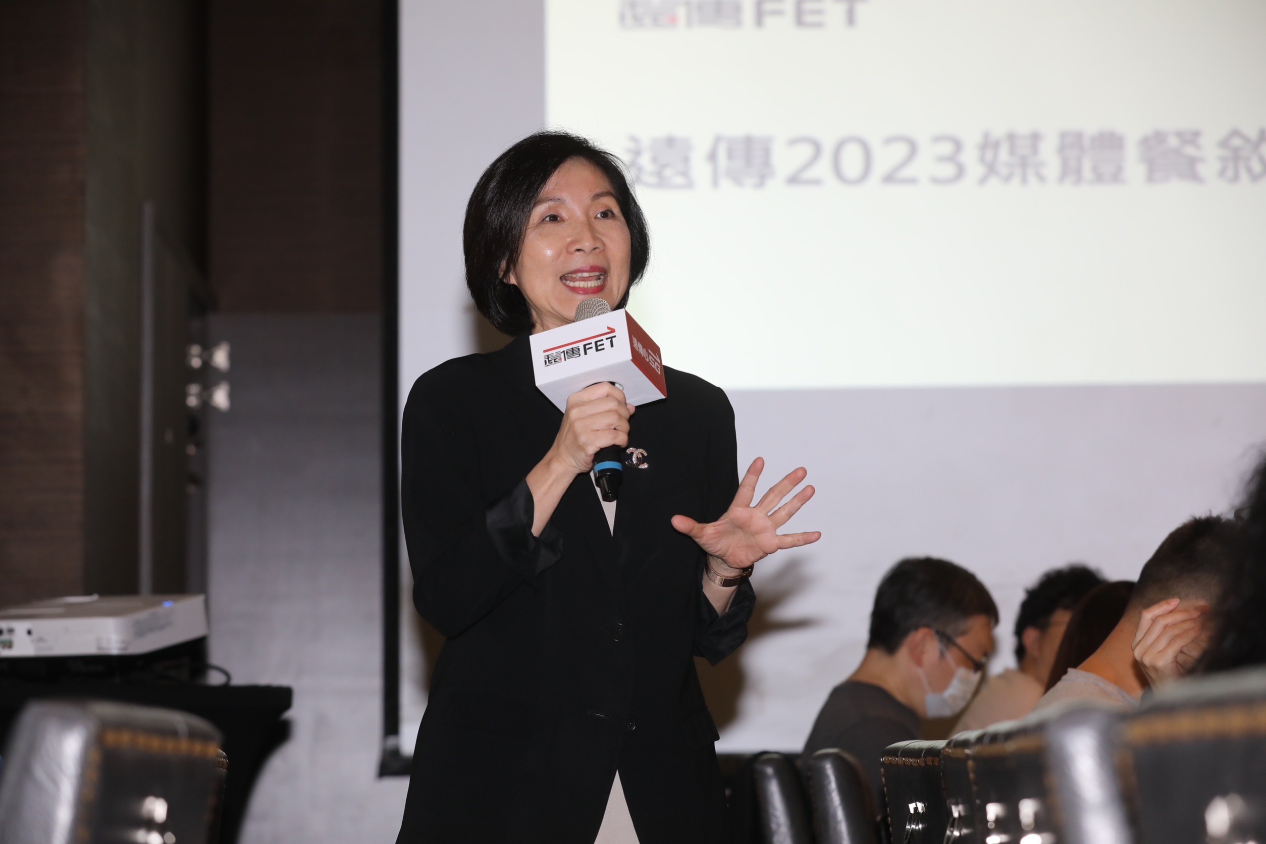 井琪日前打電話給劉揚偉，盼遠傳和鴻海聯手搶智慧城市商機。