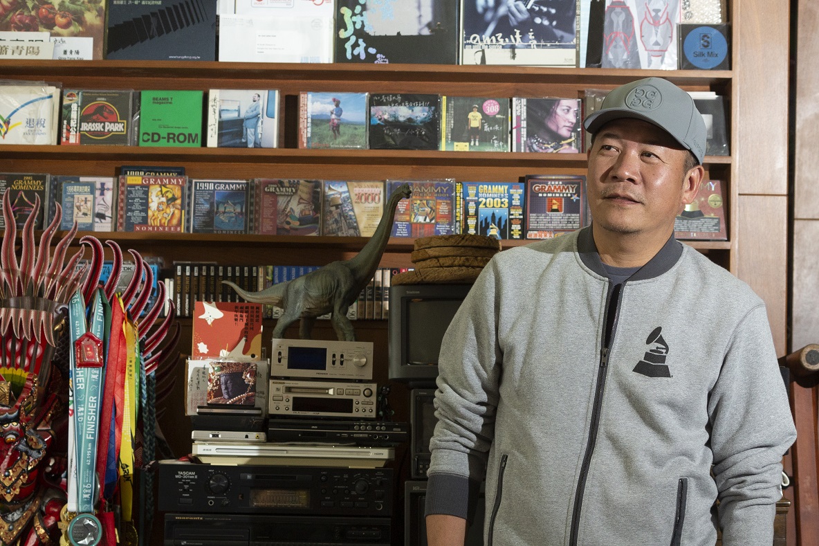 蕭青陽從小就愛逛唱片行，至今設計過上千張唱片。