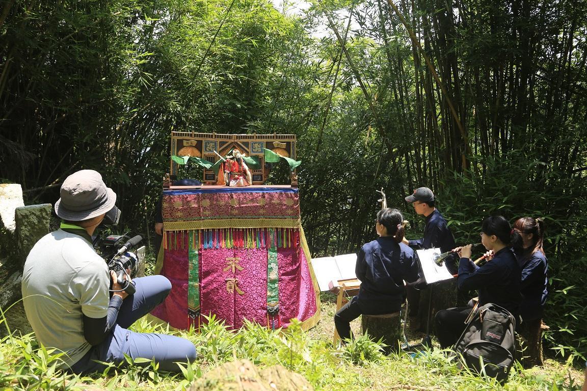 蕭青陽製作《淡蘭古道》紀錄片邀請樂手、布袋戲藝師親自走訪古道,實地表演。(蕭青陽工作室提供)