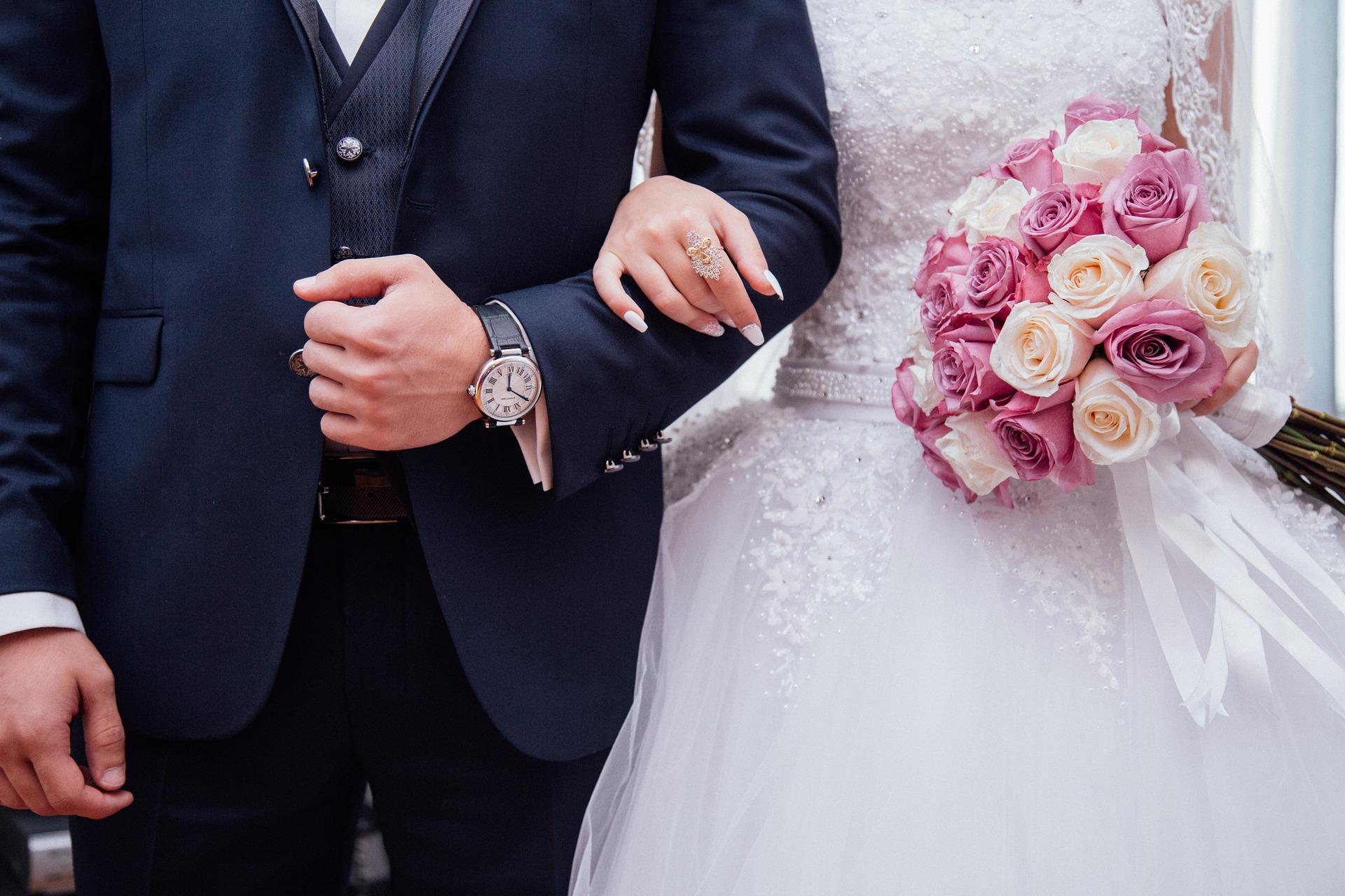 一對新人花近10萬拍婚紗,婆婆卻被化成皮卡丘、老公變成超級賽亞人。(翻攝自pixabay)