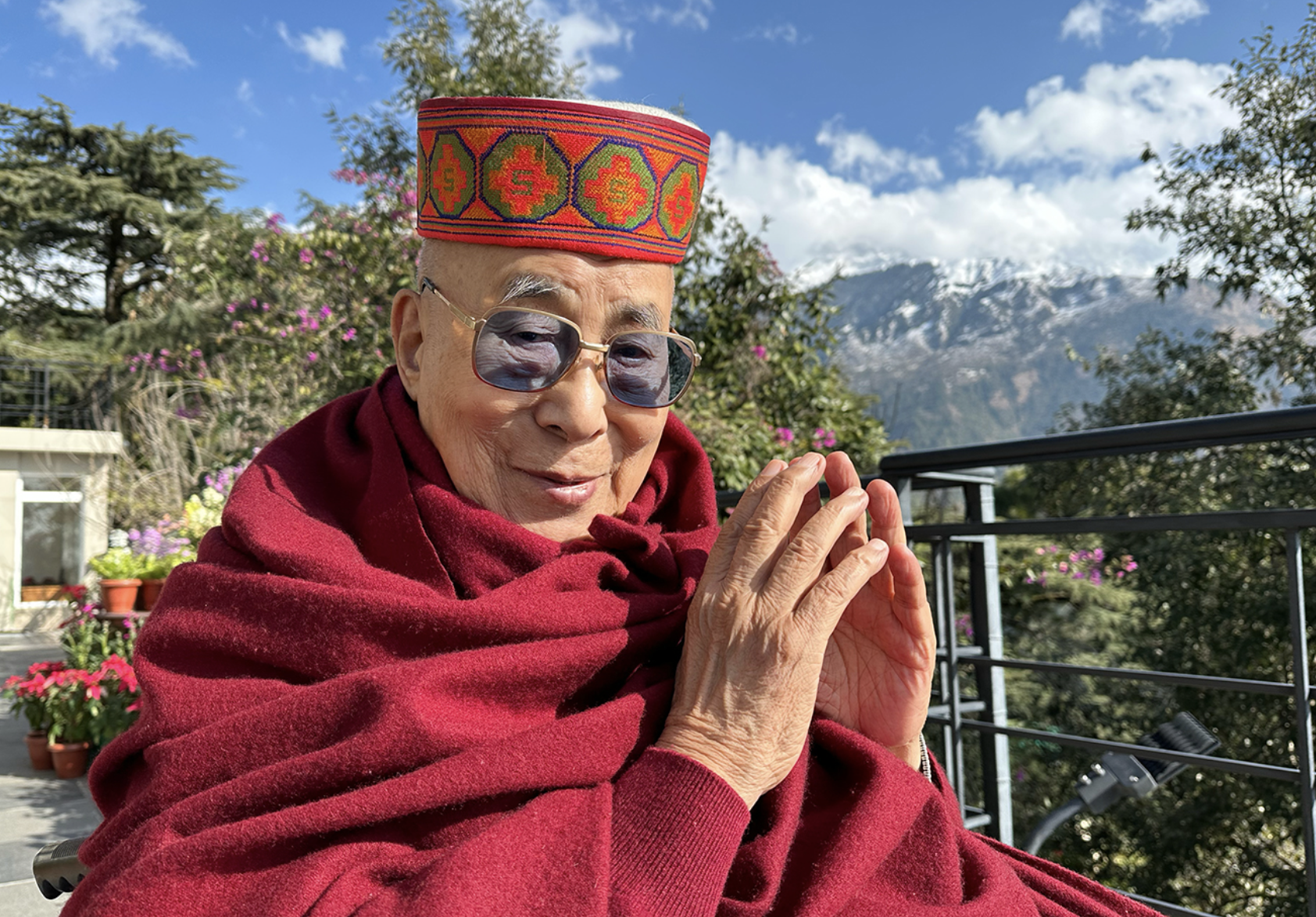 藏人精神領袖達賴喇嘛近期接見一名印度男童，會面舉動造成風波。（翻攝達賴喇嘛推特）