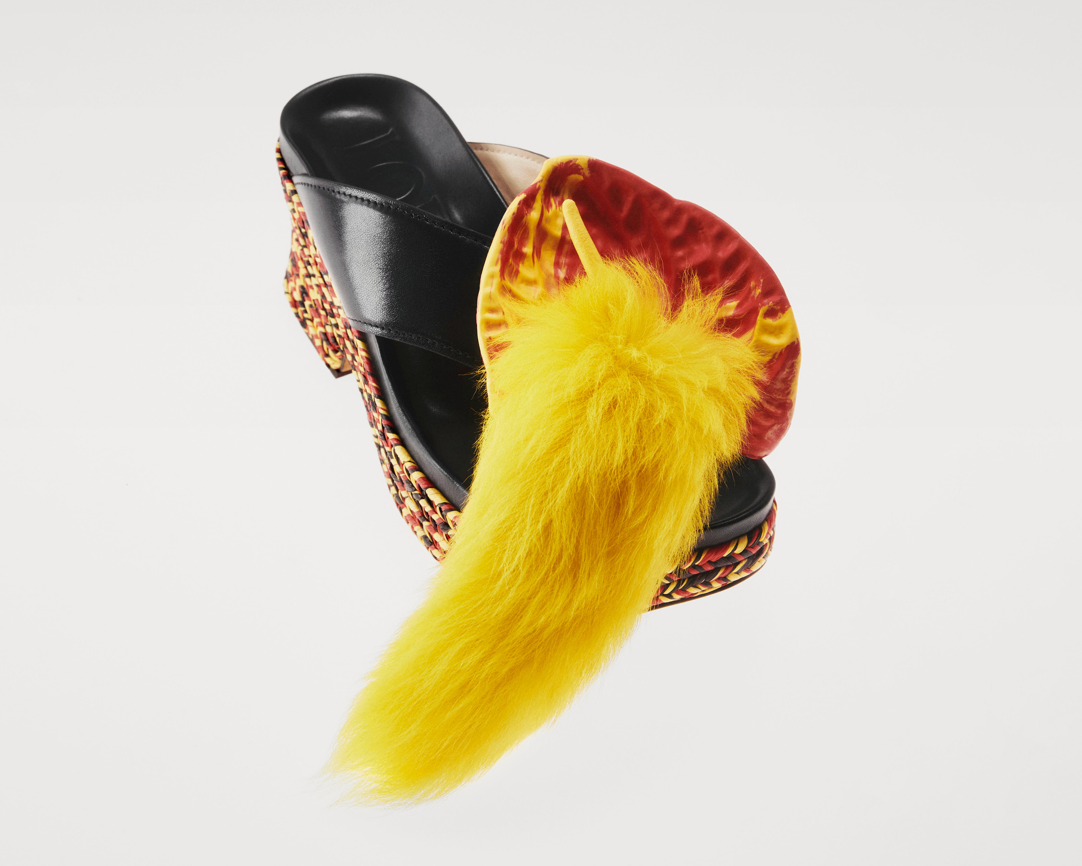 Petal黑色小羊皮花瓣厚底涼鞋，NT53,000。（LOEWE提供）