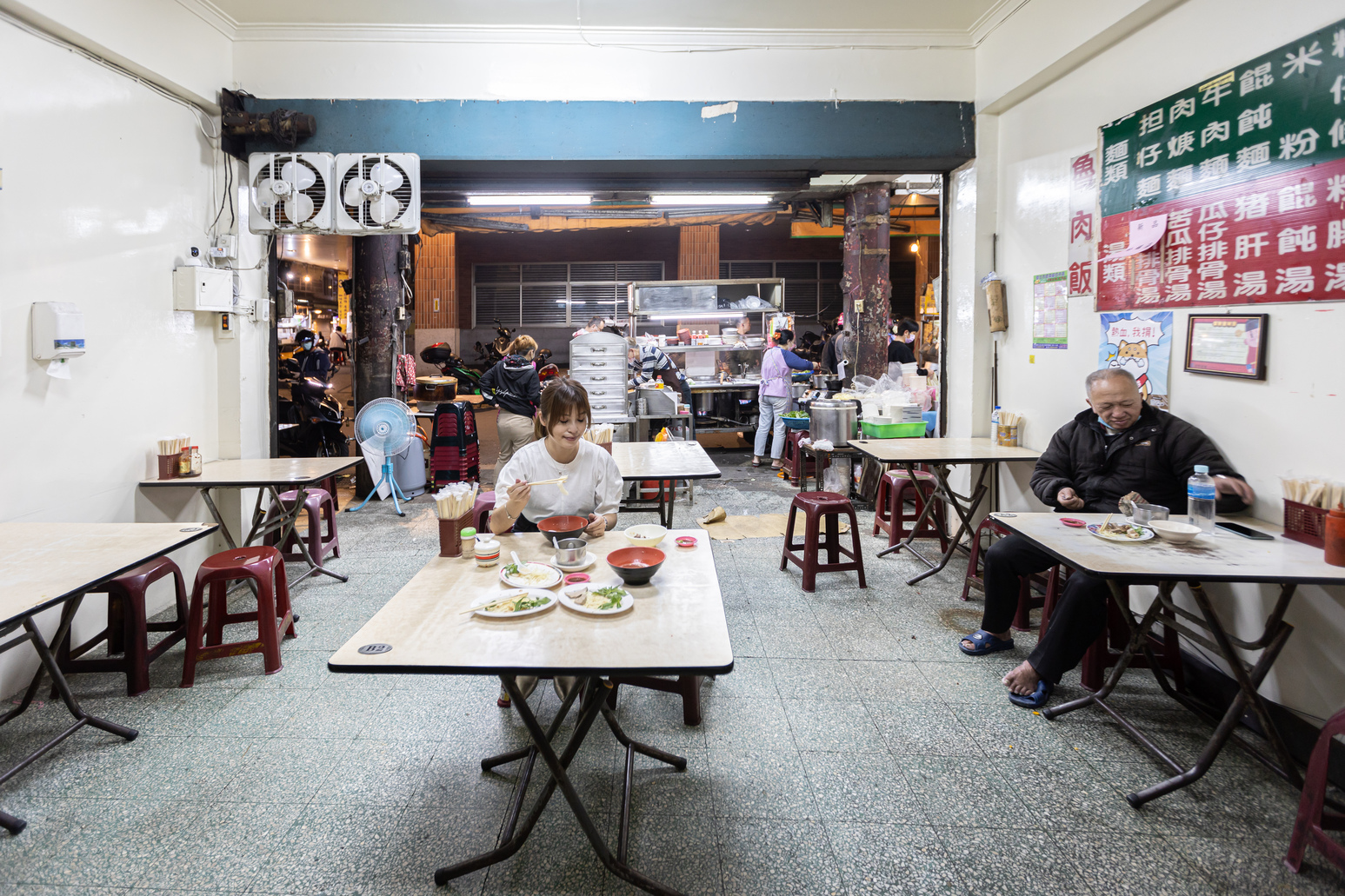 老麵攤數十年來如一日，也是我微北漂鄉愁滋味之一。