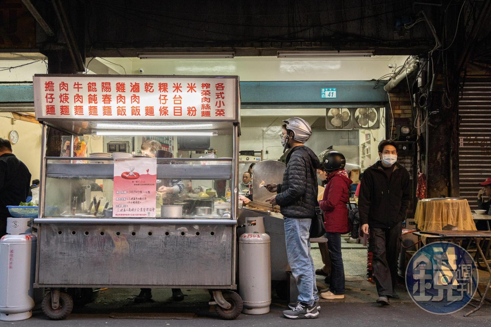 簡單的招牌容易讓外地人以為它是一間普通麵店。