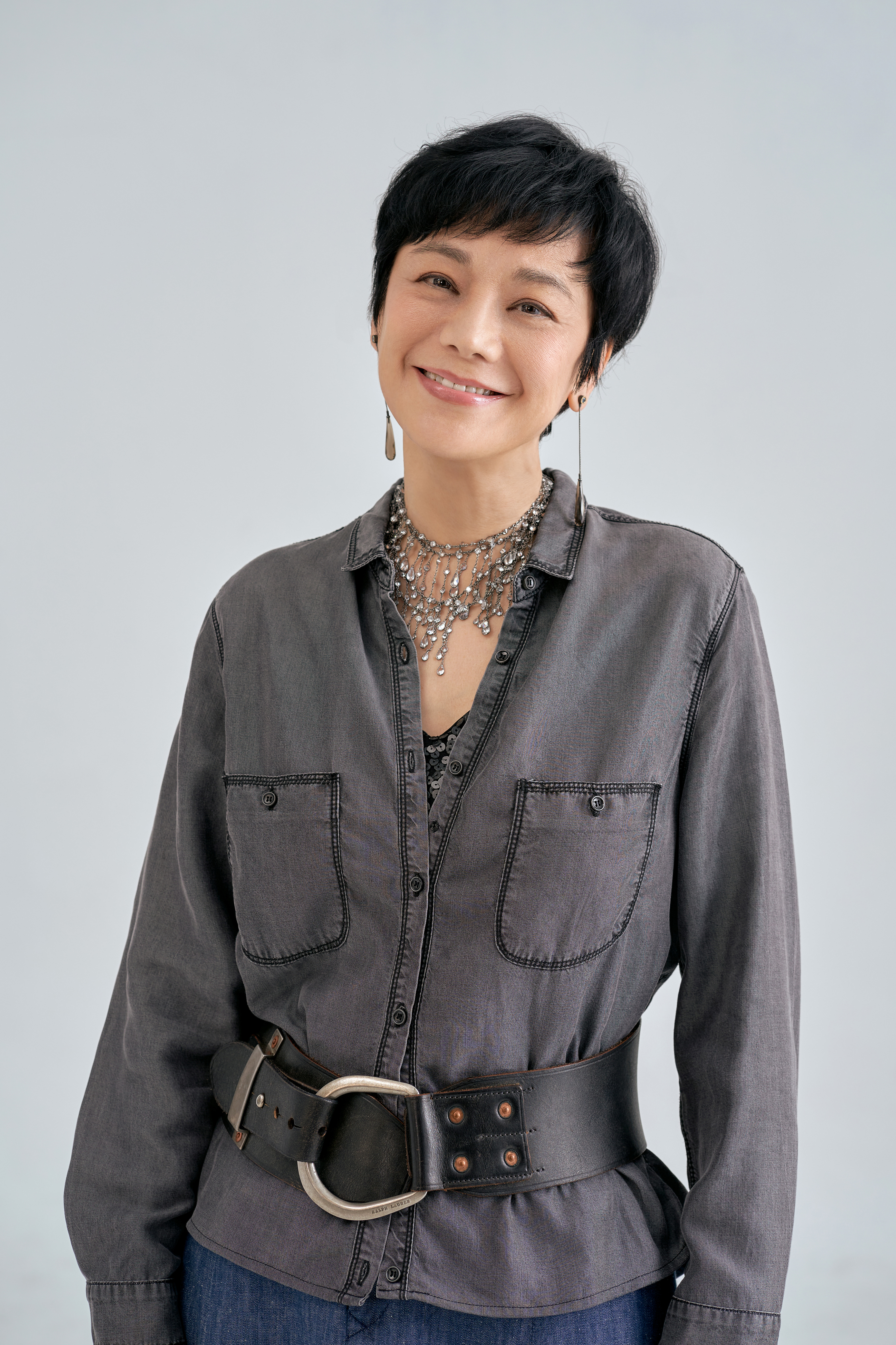 電影《燈火闌珊》以喪偶婦女的角度出發，緬懷香港曾經輝煌的霓虹燈文化，張艾嘉戲份從頭扛到尾，相當吃重。（甲上提供）