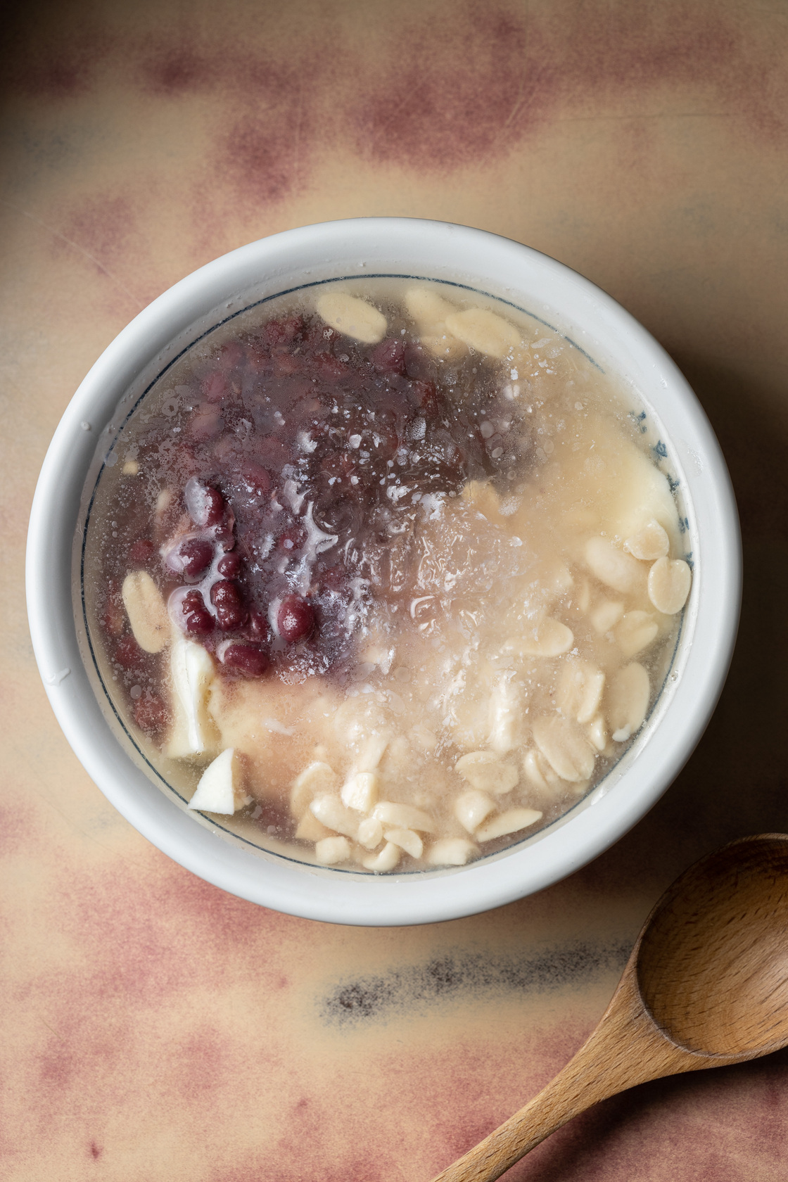 以山泉水製作的「豆花」特別香甜，與久熬的紅豆、花生一起入口，是飯後最佳甜品。（35元／碗，可選1至2種料）