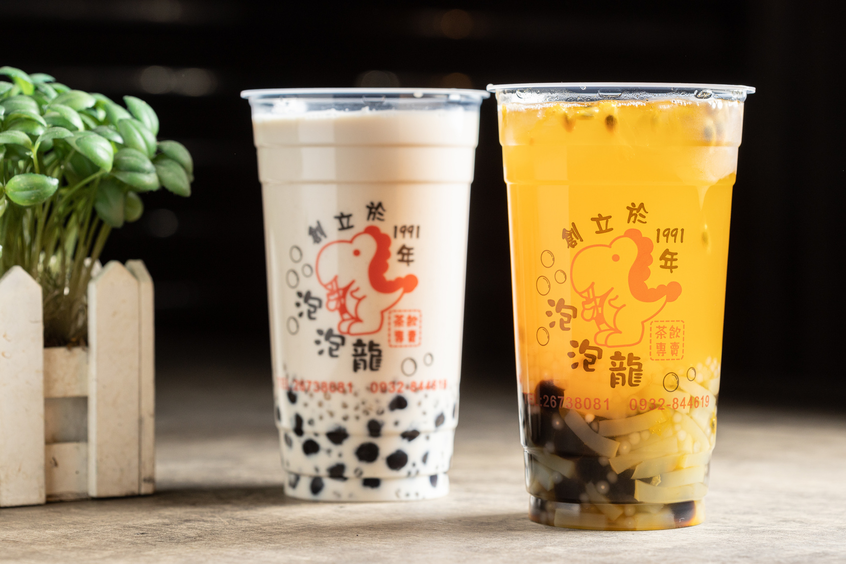 泡泡龍的「珍珠奶茶」（左，55元／大杯）有放西米露增加口感；「百香雙響炮」（右，45元／大杯）也是人氣飲品。