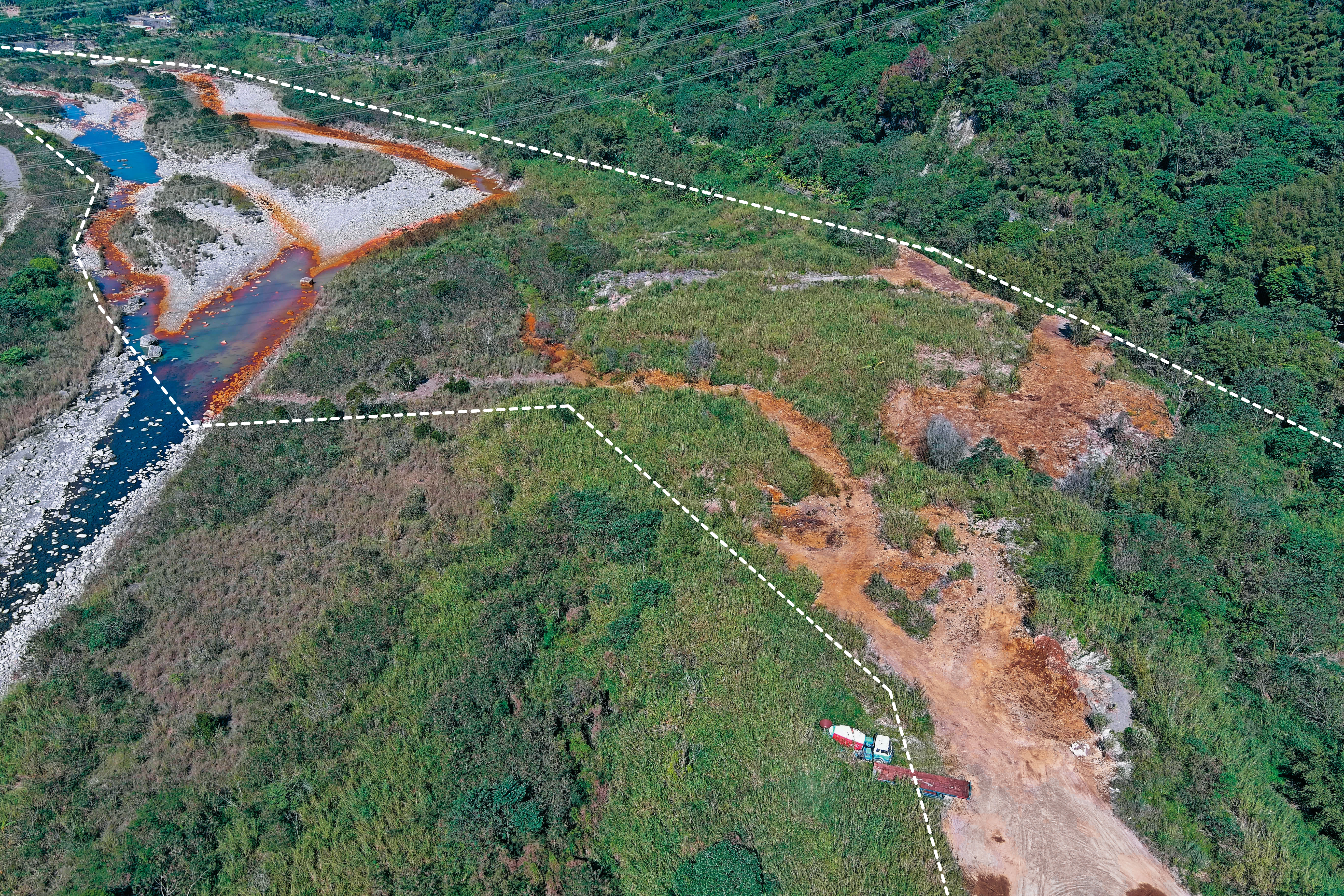 中港溪遭有毒強酸廢液汙染（虛線處），空拍畫面怵目驚心，環保稽查報告卻草草了事，是否有人涉及包庇，有待檢方進一步調查。
