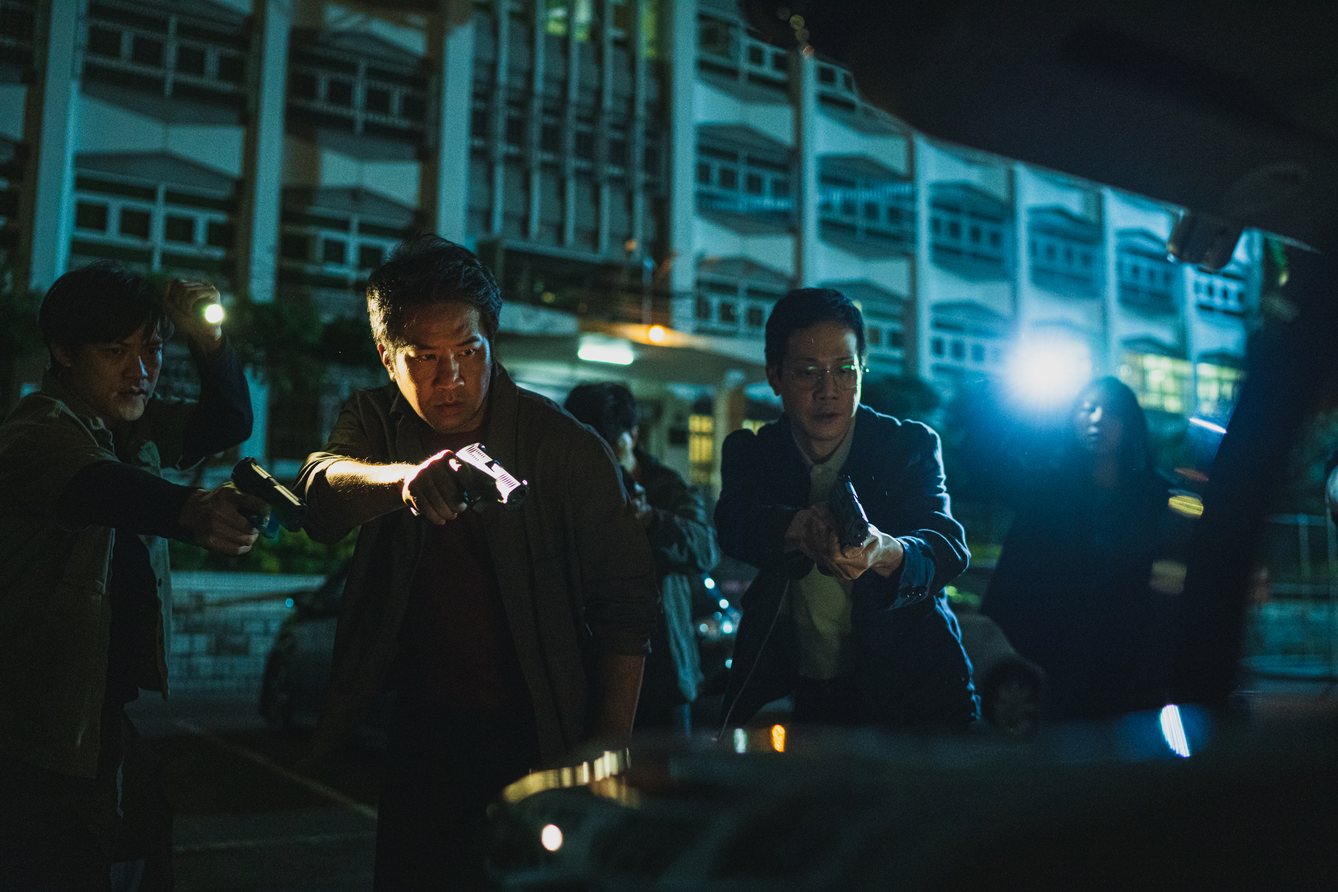 黃健瑋（左）與薛仕凌（右）扮演警隊拍檔，與張孝全同場都認過癮。（華映提供）