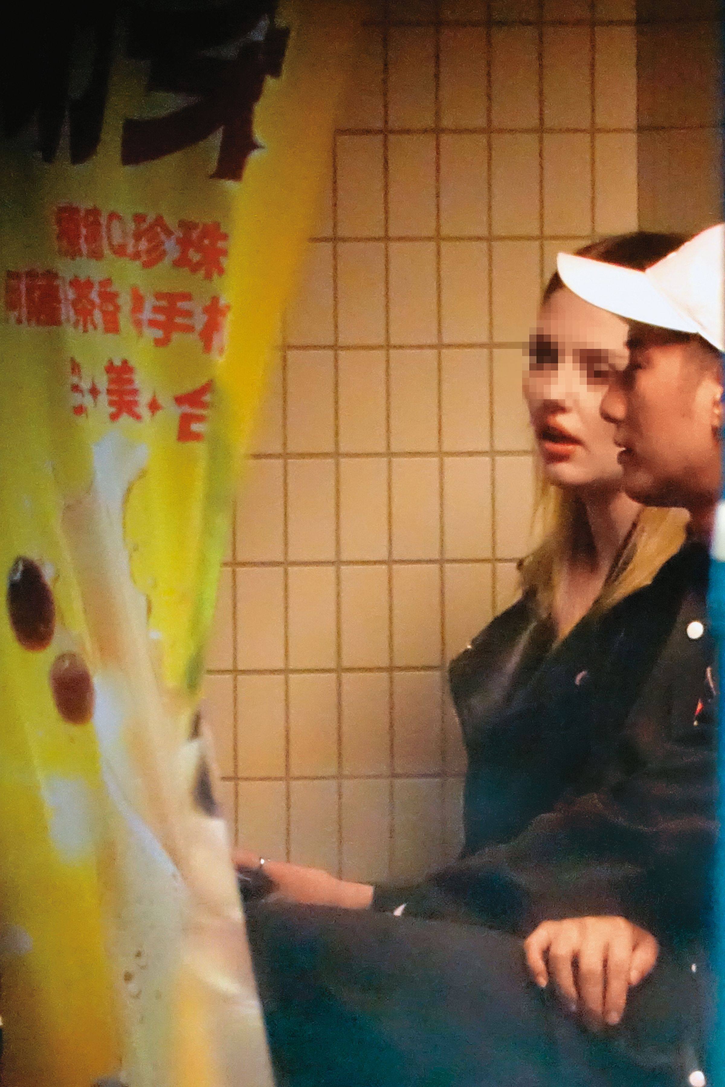 02：46 周孝安與洋妞相談甚歡，讓人一度以為兩人當晚十分有譜。