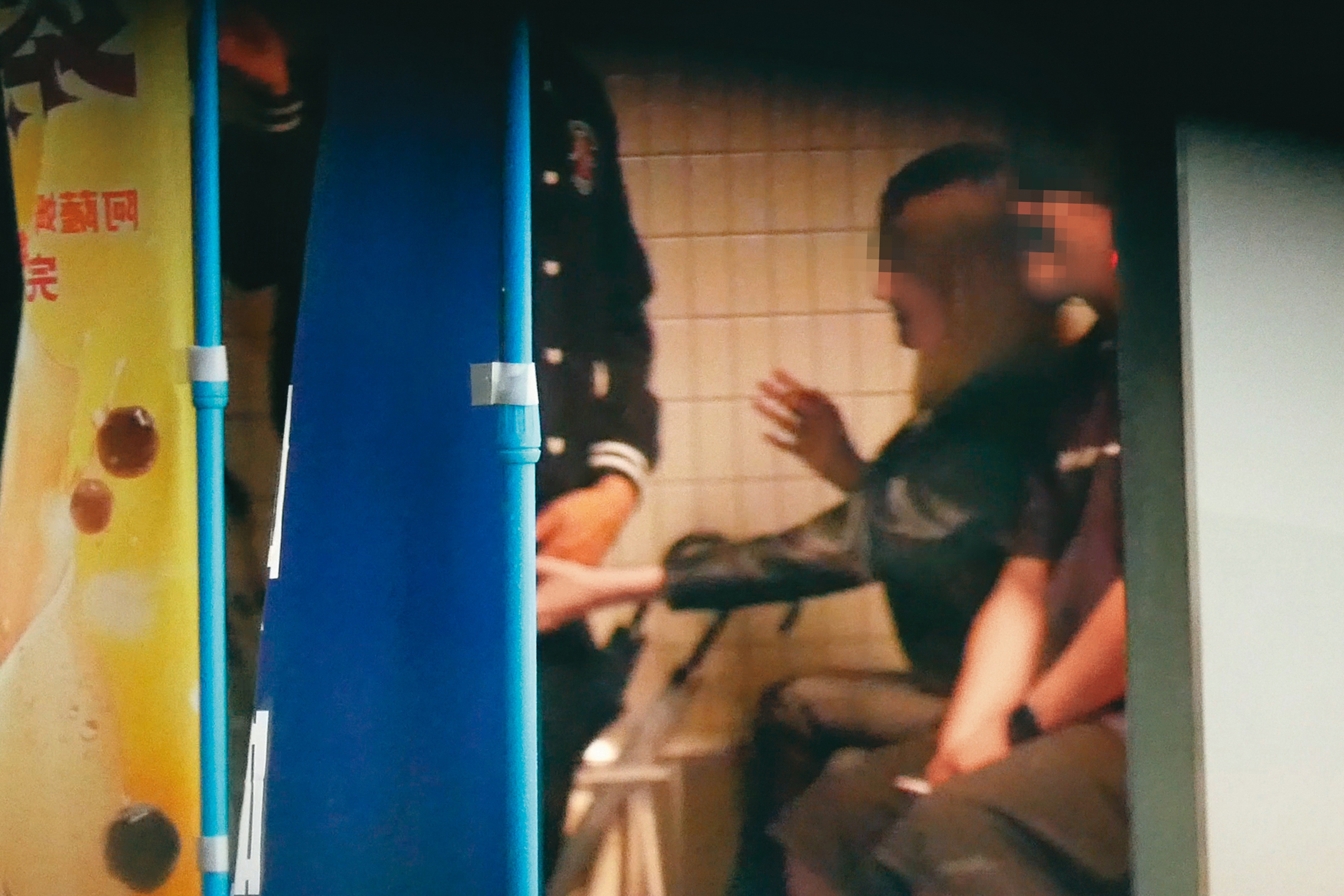 捕撈不停手 02:42 沒多久,周孝安與洋妞、白髮男又從酒吧出來抽菸,開始逗弄彼此。