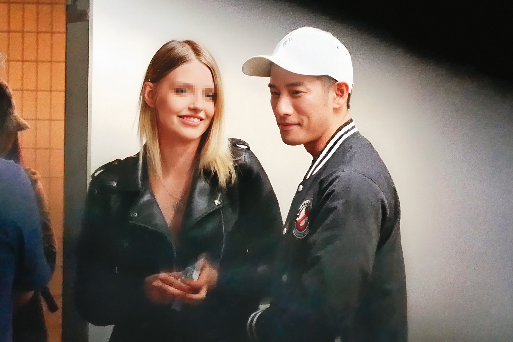 4/7 02：25 周孝安與洋妞當晚愈玩愈親暱，後來乾脆單獨續攤。