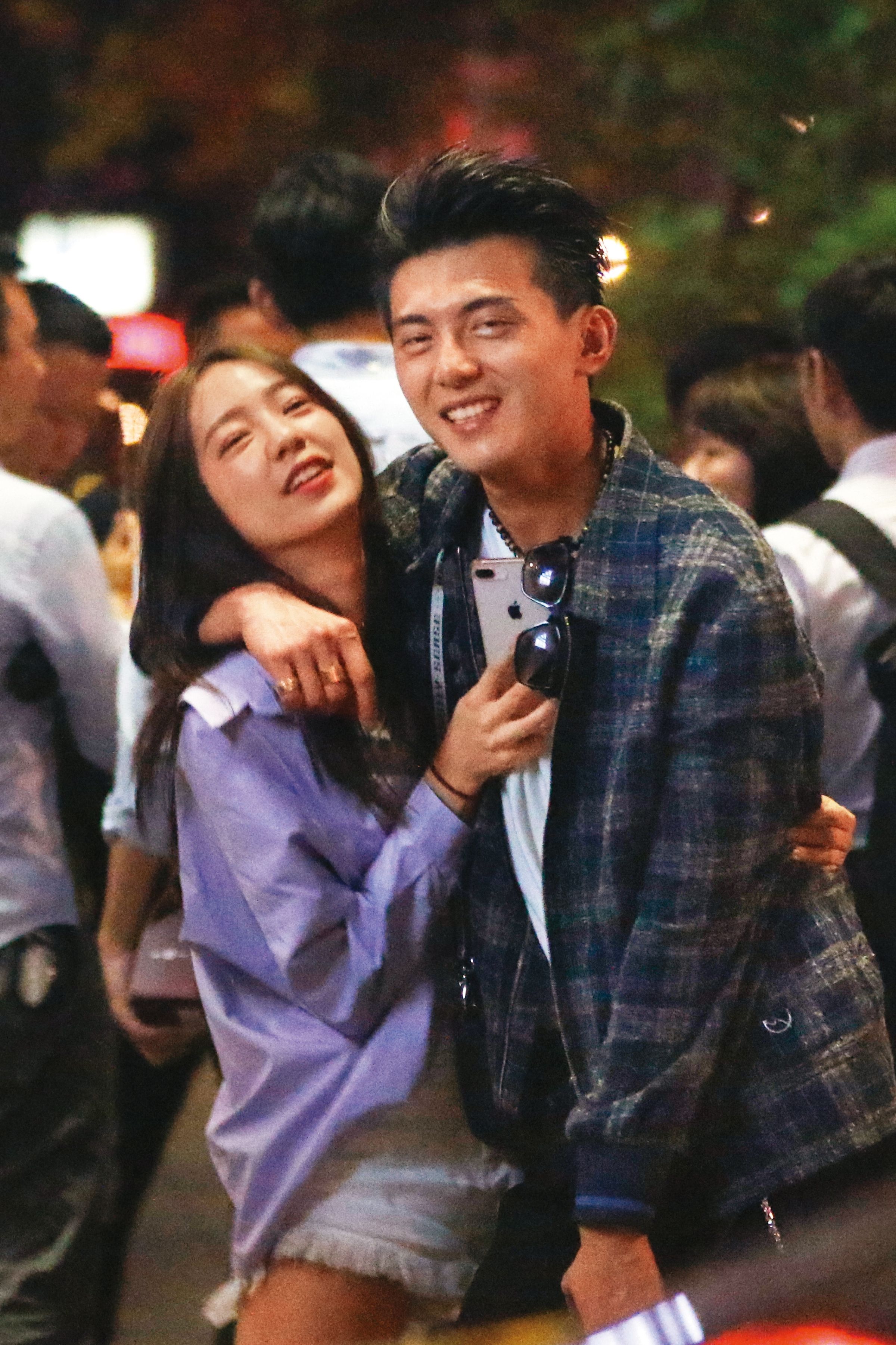 陳天仁（左）在婚前的私生活很精彩，本刊曾拍到他跟謝富丞（右）出遊，作風開放。