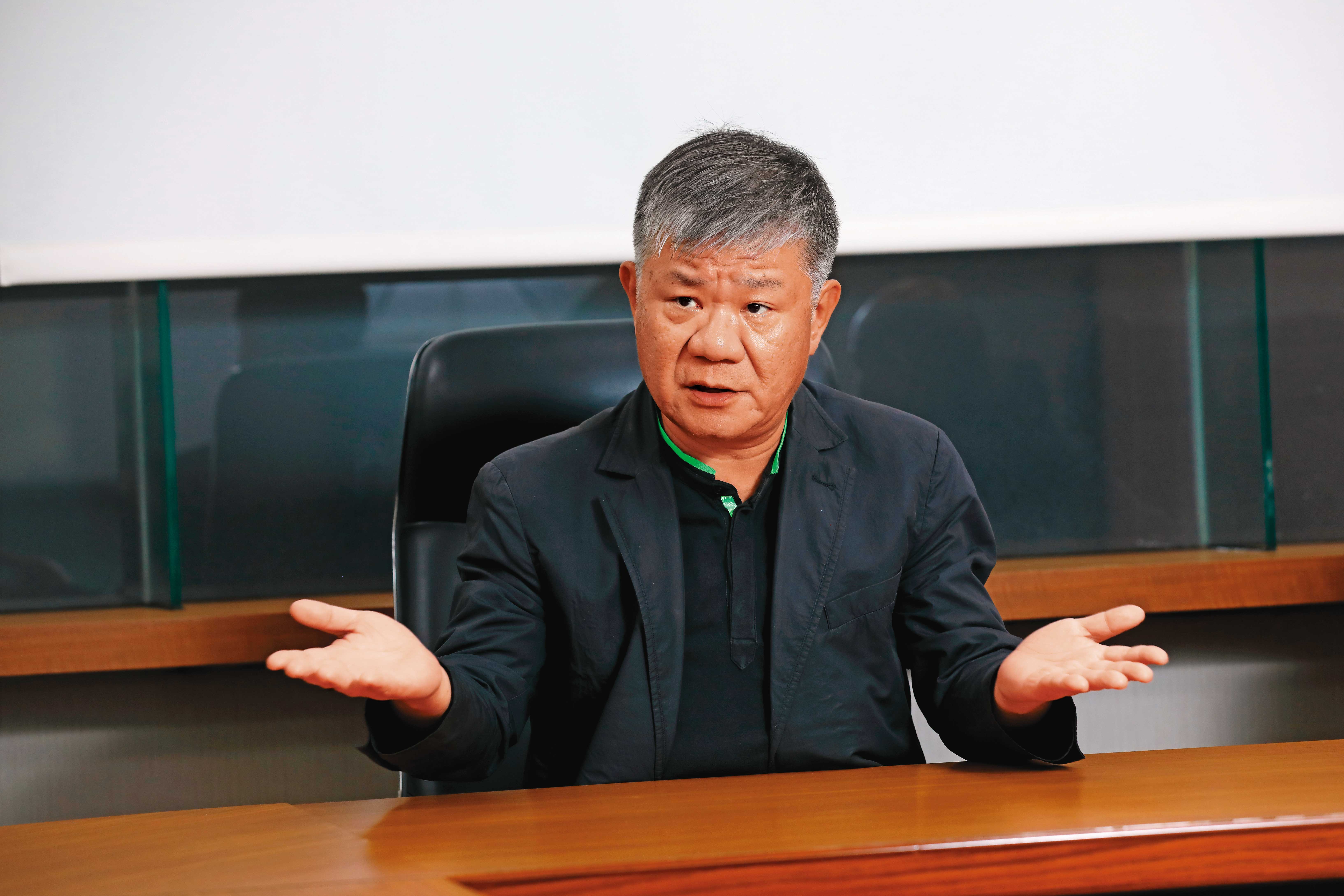 劉偉龍表示，將依過半股權名義召開泰山的股東臨時會，全面改選董事。