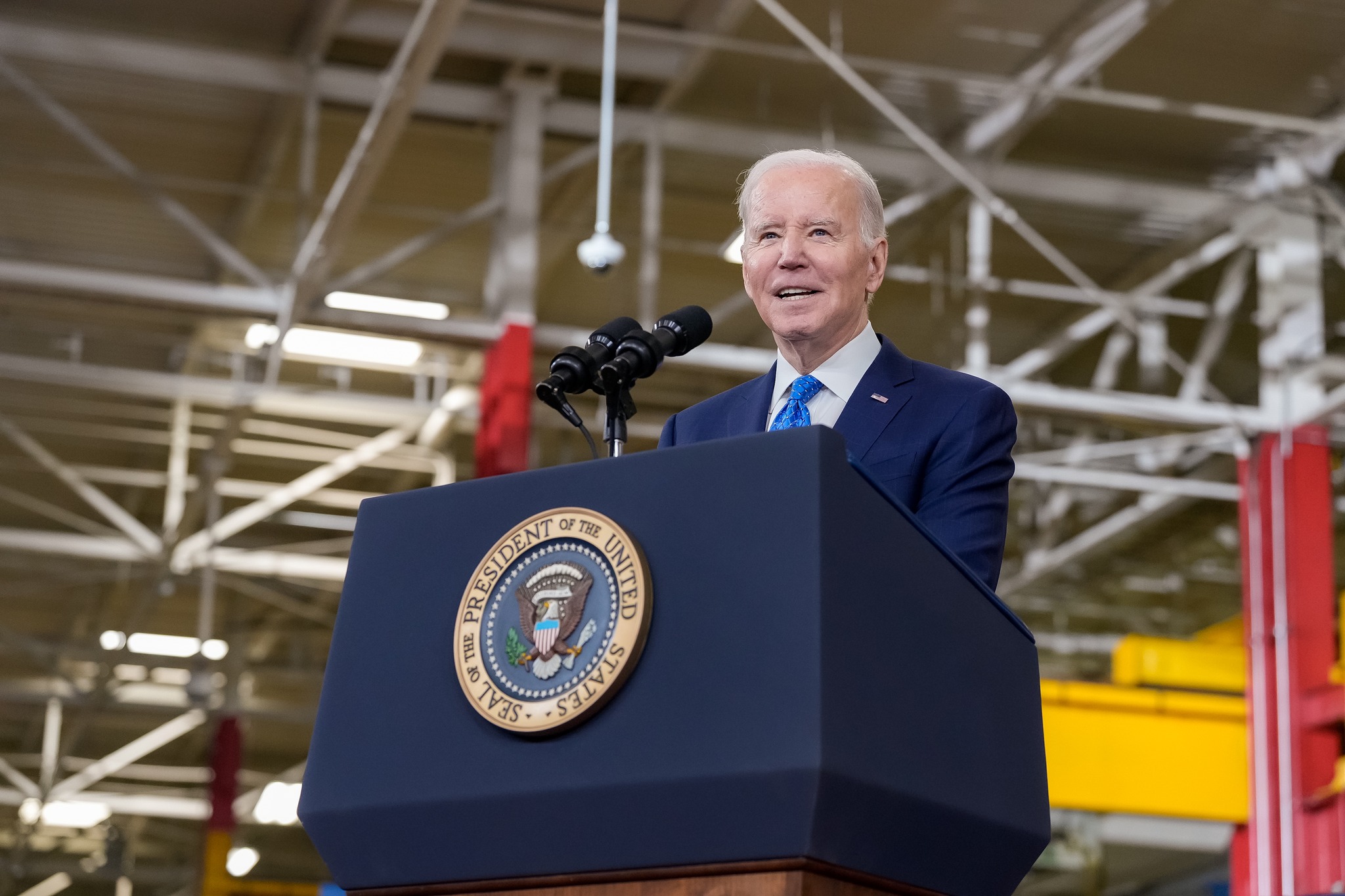 美國總統拜登10日正式批准該法案「結束與COVID-19疫情有關的國家緊急狀態」。（翻攝自臉書＠Joe Biden）