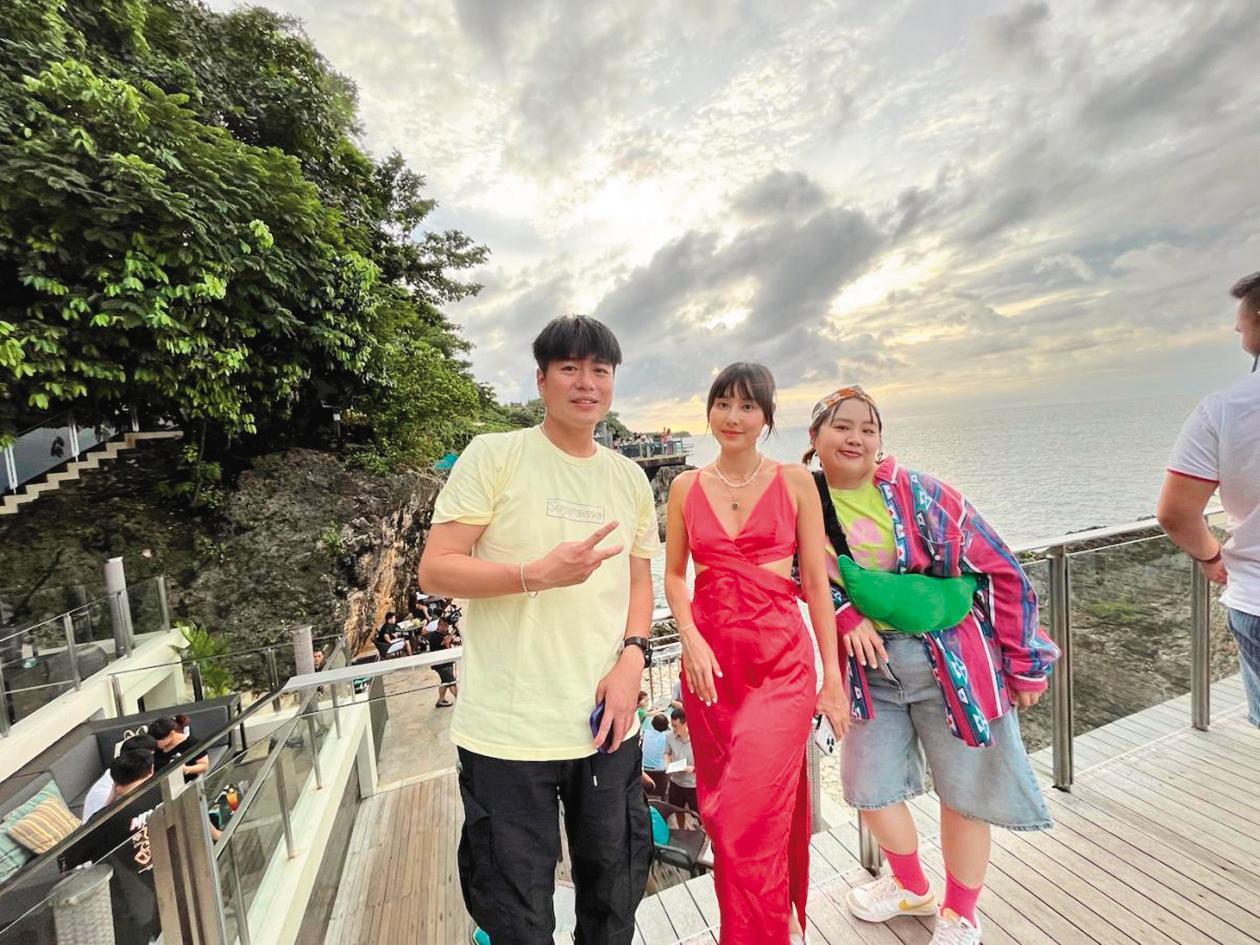 房思瑜(中)和李易(左)古早時期曾傳過交往,如今2人互動自然。右為大文郭文頤。(TVBS提供)