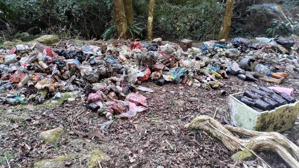 苗栗加里山推滿了巨量垃圾,成了「垃圾山」。(翻攝自林務局-森活情報站臉書)