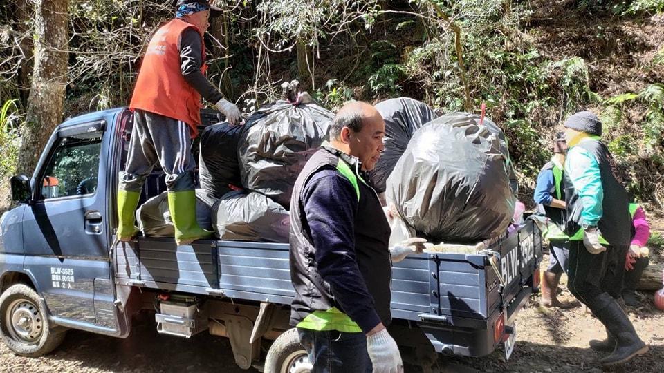 當地的賽夏族部落起身守護山林,清出巨量垃圾。(翻攝自林務局-森活情報站臉書)