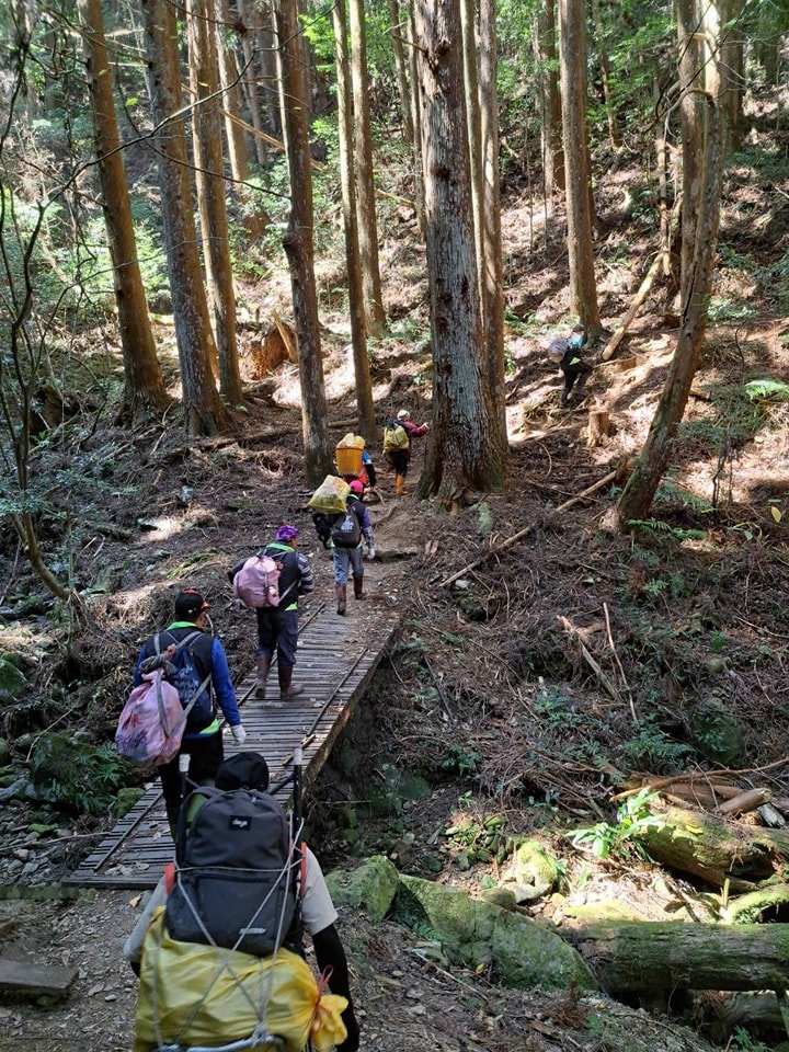 當地的賽夏族部落起身守護山林，清除山中的垃圾。（翻攝自林務局－森活情報站臉書）