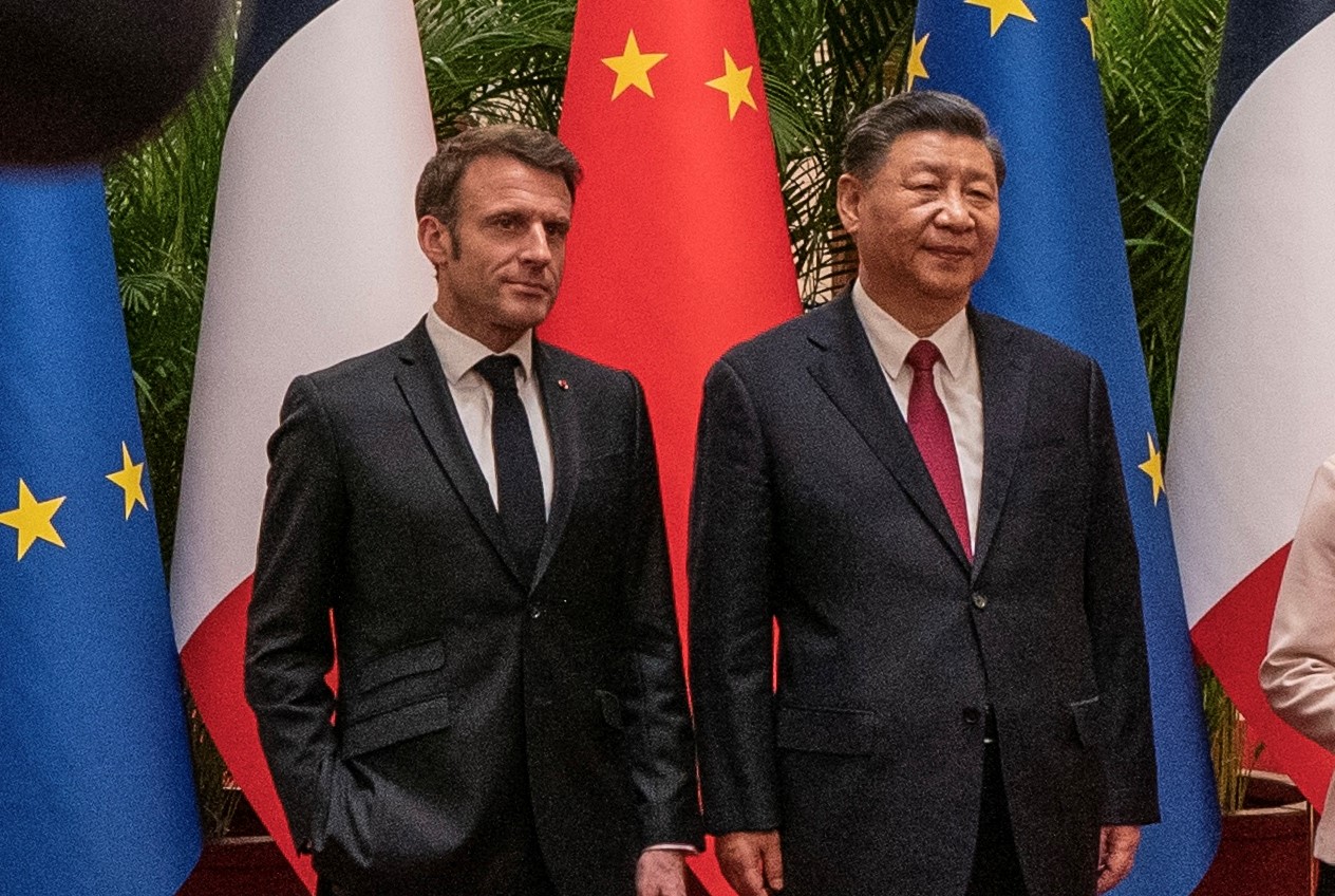 馬克宏（左）訪中後針對台海與歐洲關係的看法，引發歐美媒體與政壇反彈。（翻攝自馬克宏推特）