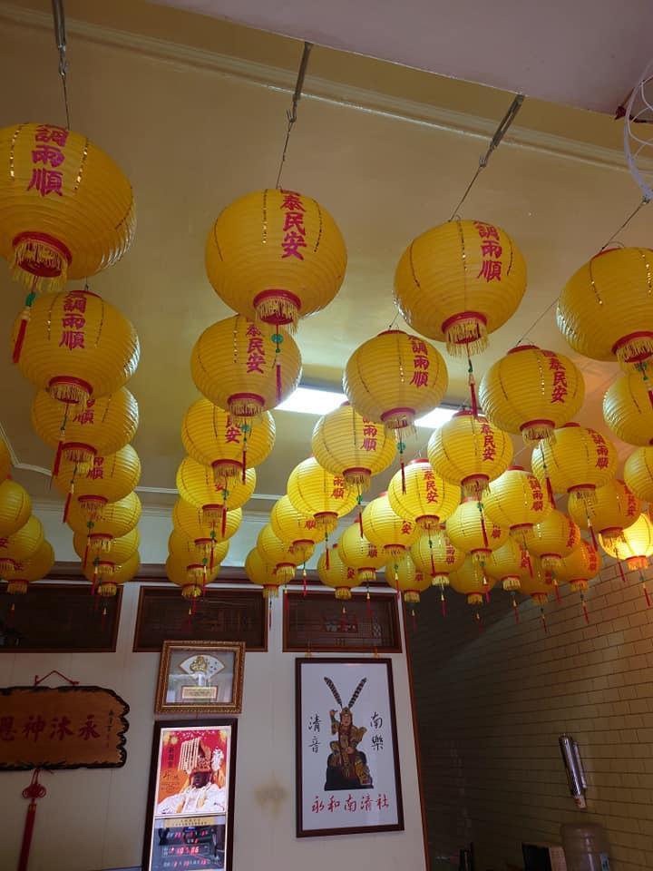 《模仿犯》劇中的黃色燈籠,現在留在南清宮的1樓。(翻攝自永和南清宮臉書)