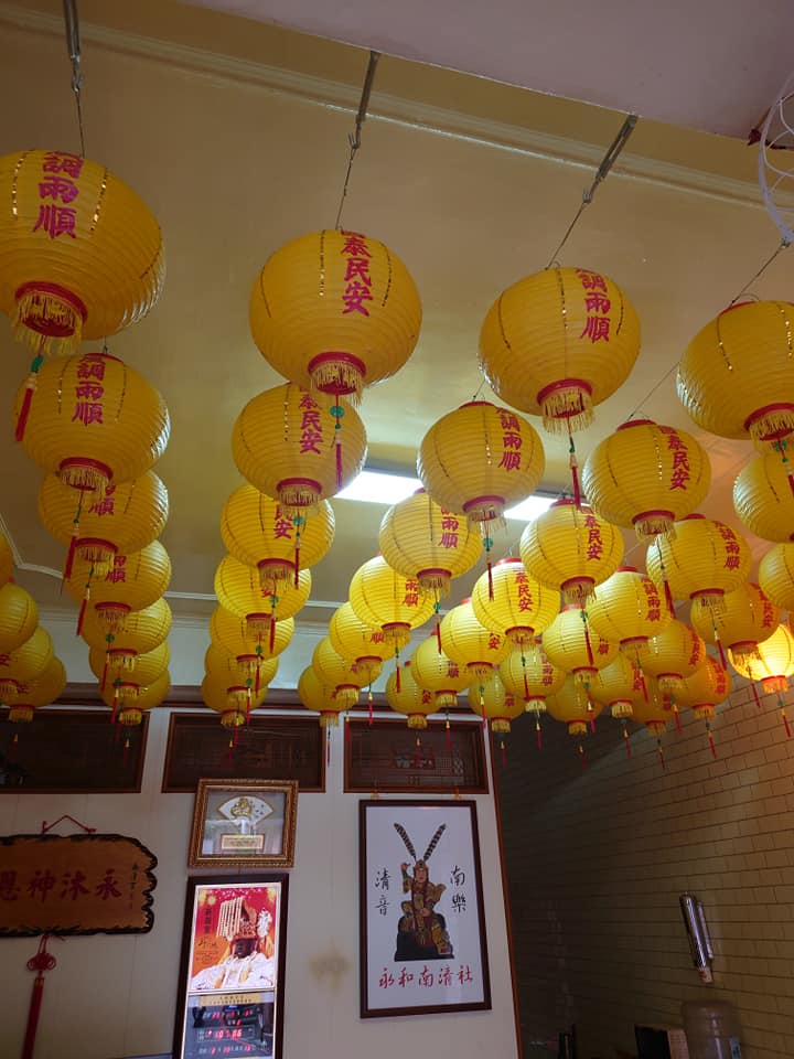 《模仿犯》劇中的黃色燈籠，現在留在南清宮的1樓。（翻攝自永和南清宮臉書）