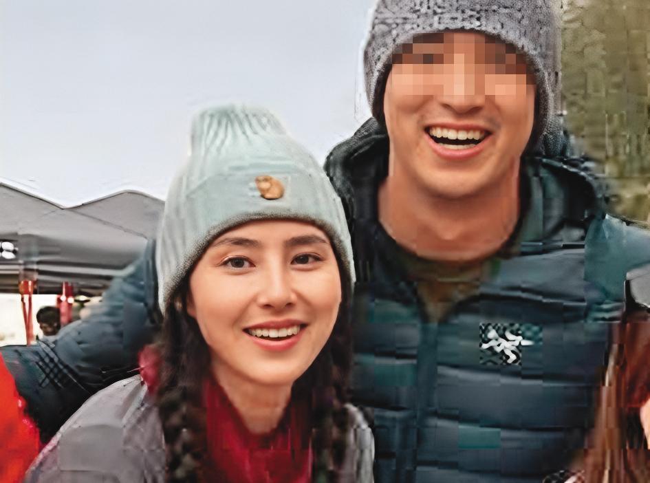 房思瑜(左)和陽光男(右)去露營,在一群友人中顯得特別親密。(翻攝自IG)