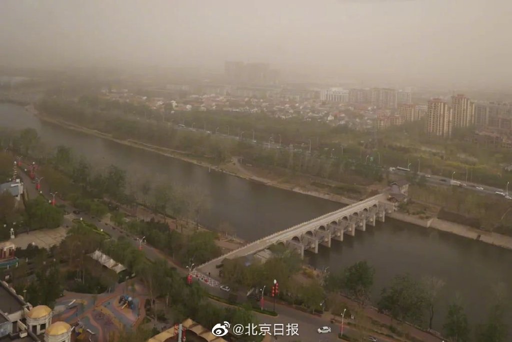 本週遊日本注意！中國沙塵暴襲來小心「吃土」，鄭明典一張圖讓網友怕爆。（翻自微博）